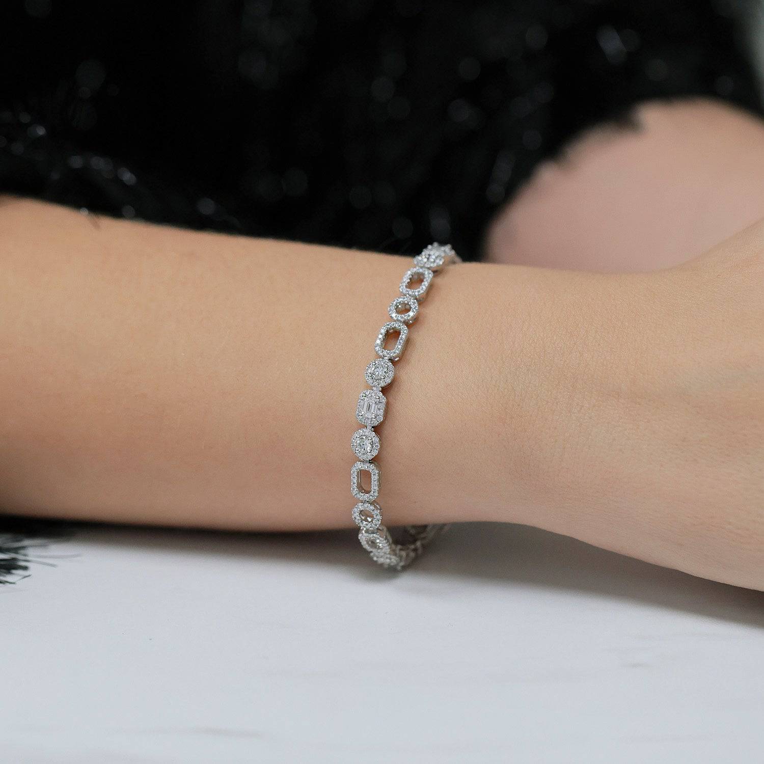 18ct White Gold Round Brilliant Cut And Baguette Cut Diamond Open Link Bracelet - Image 3