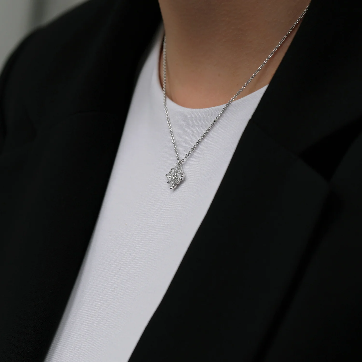 18ct White Gold GIA Certificated Round Brilliant Cut Diamond Flower Cluster Pendant - Image 3