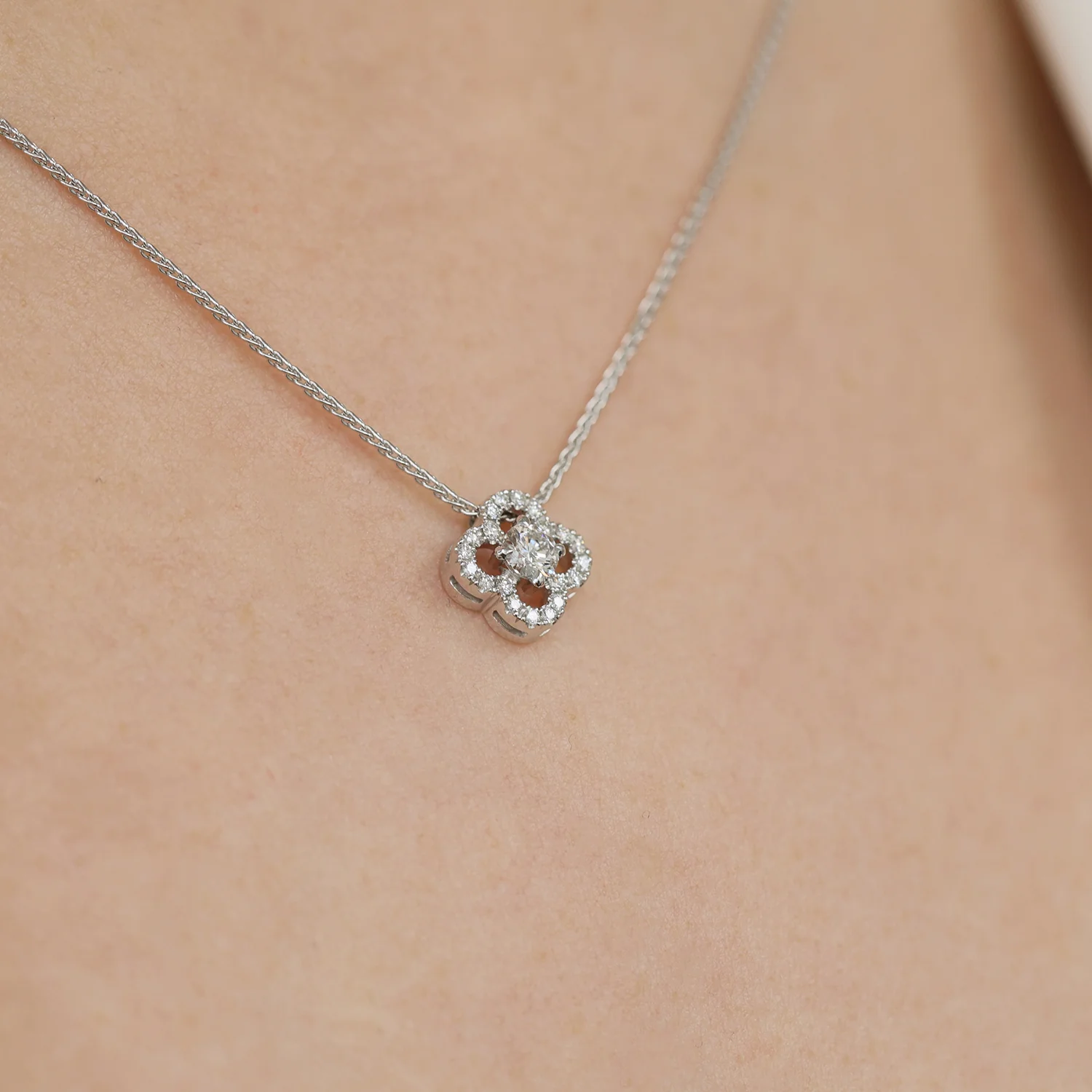 18ct White Gold Round Brilliant Cut Diamond Flower Cluster Pendant - Image 2