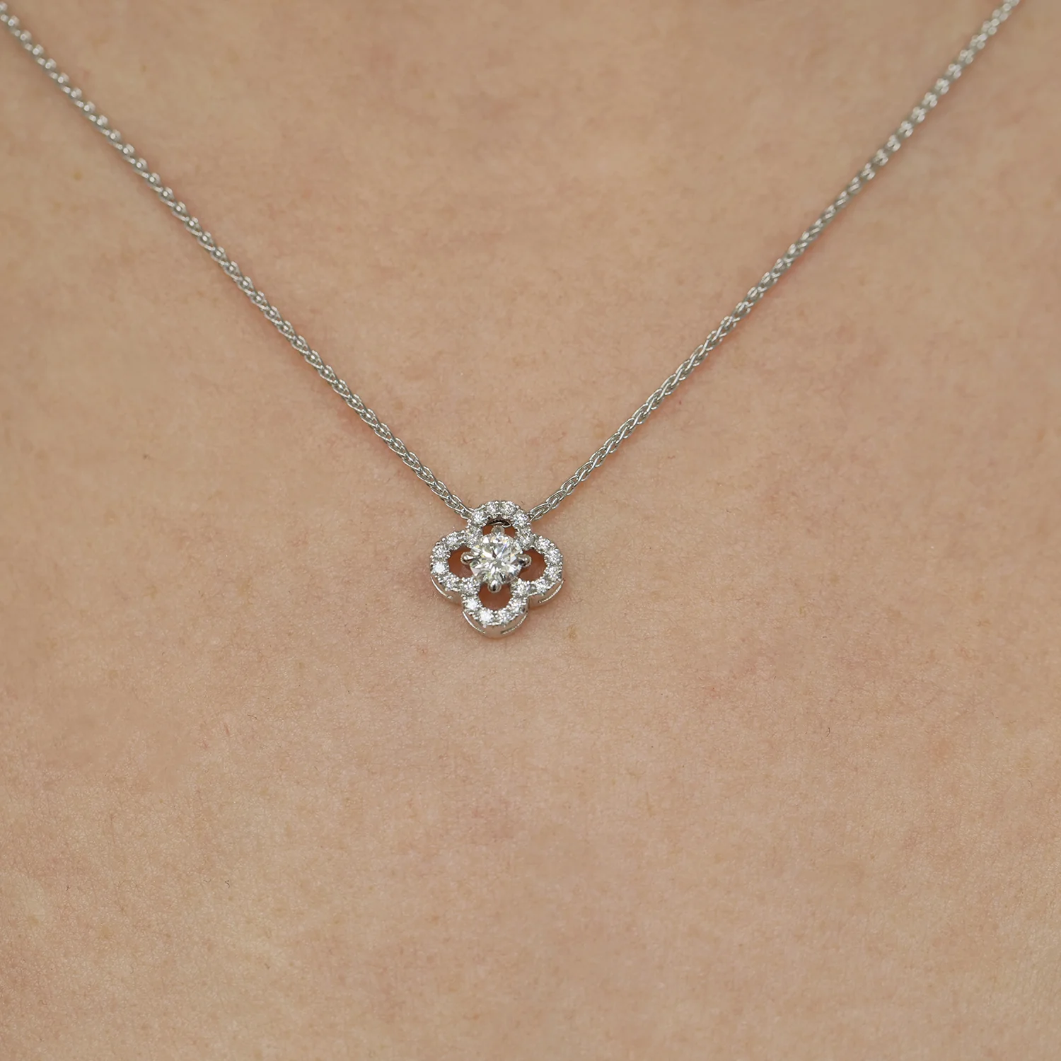 18ct White Gold Round Brilliant Cut Diamond Flower Cluster Pendant - Image 3