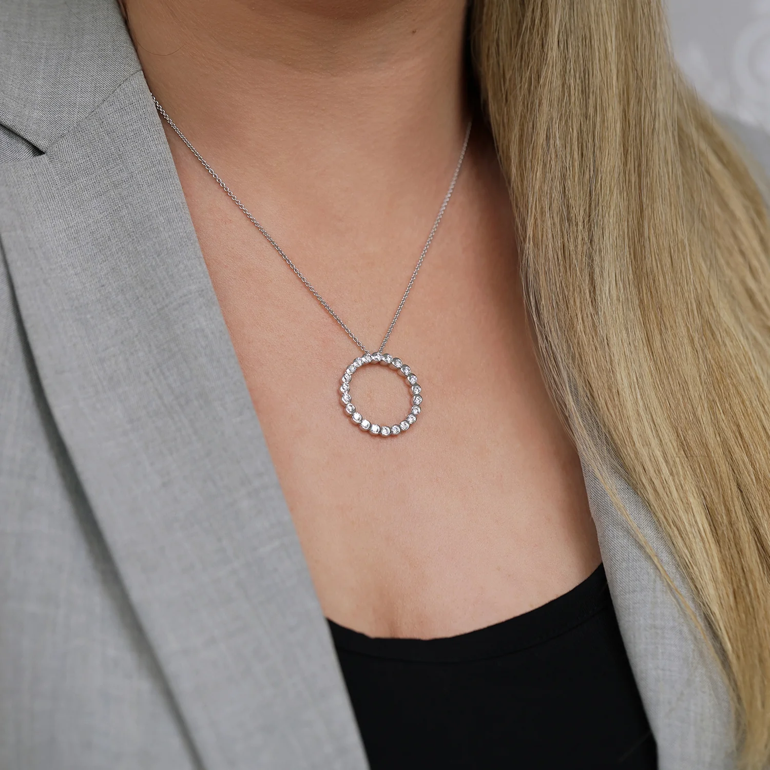 18ct White Gold Round Brilliant Cut Diamond Rub Over Circle Pendant - Image 2