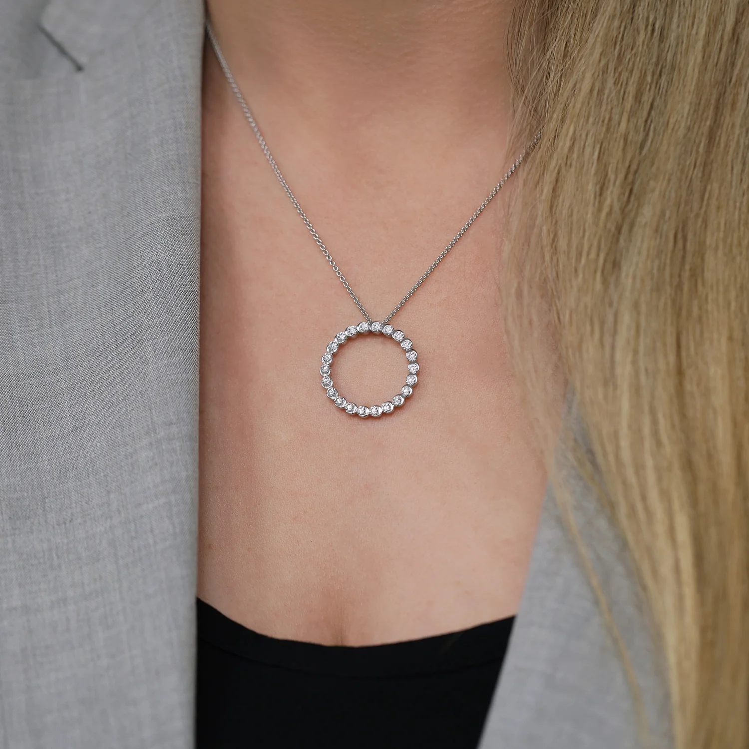 18ct White Gold Round Brilliant Cut Diamond Rub Over Circle Pendant - Image 3