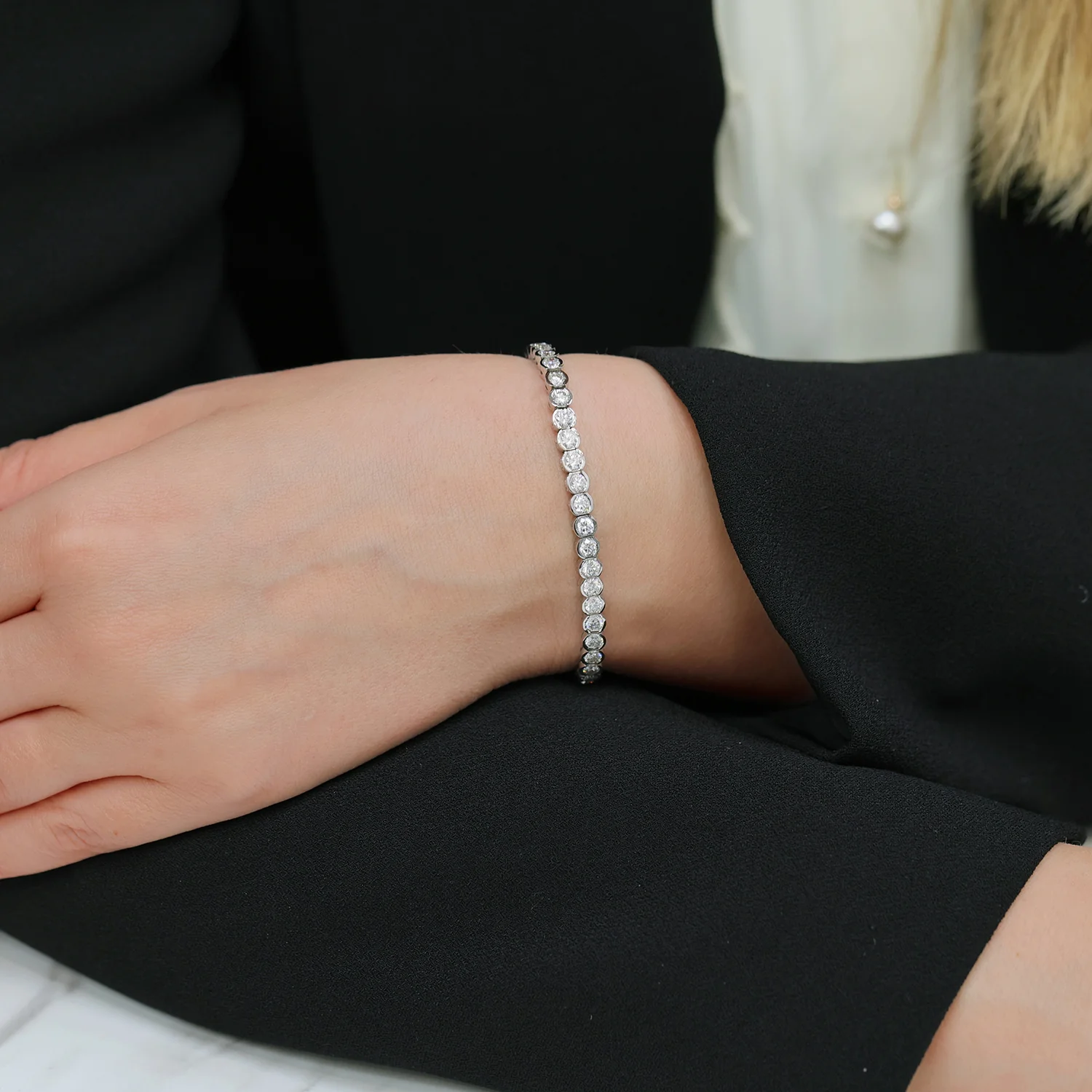 18ct White Gold Round Brilliant Cut Diamond Rub Over Tennis Bracelet - Image 3