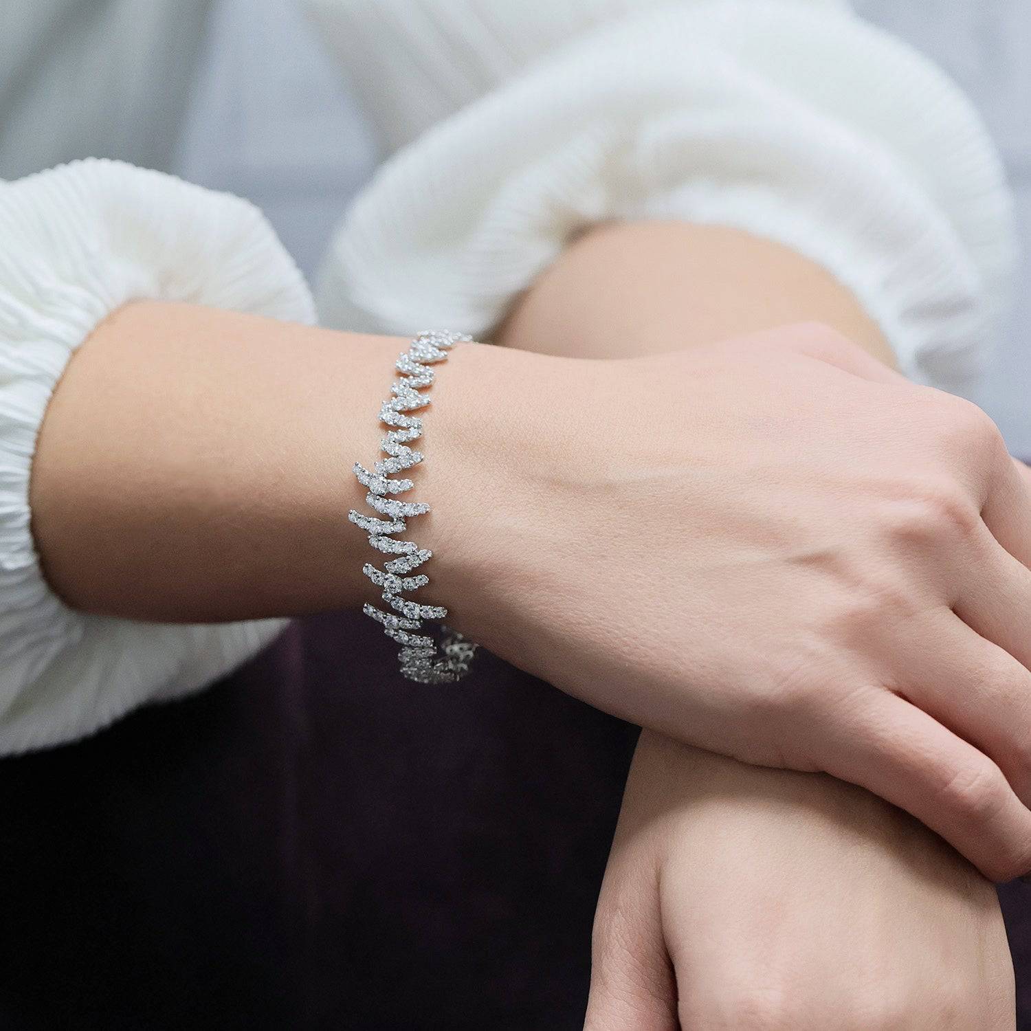 18ct White Gold Round Brilliant Cut Diamond Zig-Zag Style Bracelet - Image 2
