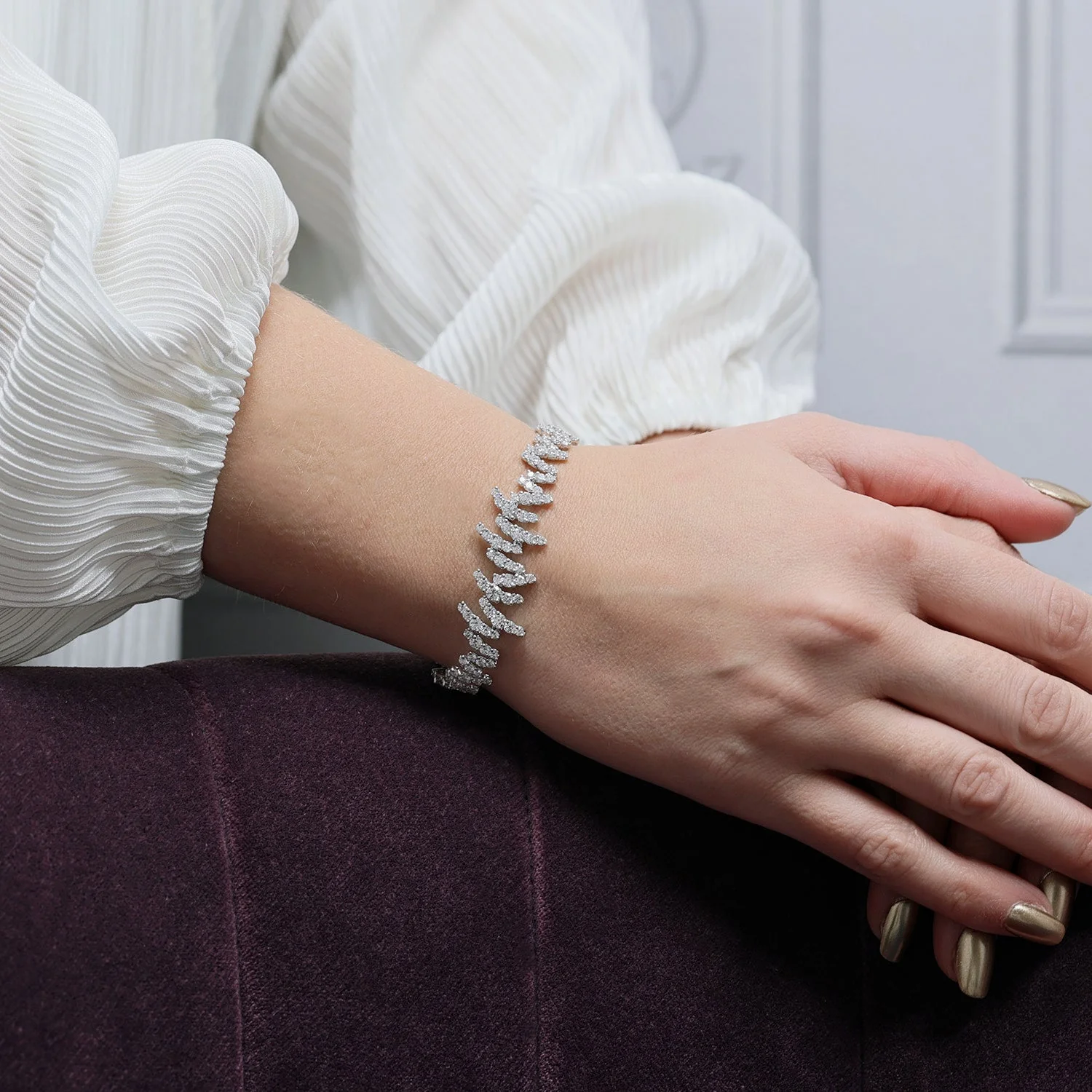 18ct White Gold Round Brilliant Cut Diamond Zig-Zag Style Bracelet - Image 3