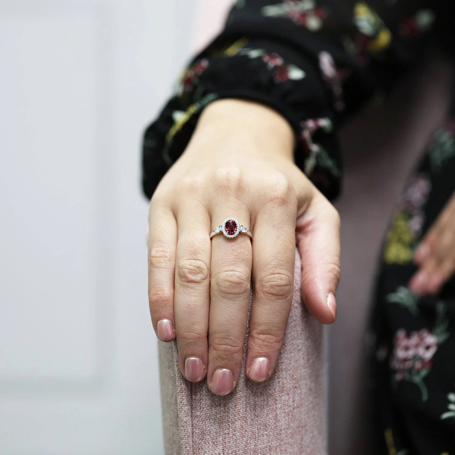18ct White Gold Ruby And Diamond Ring - Image 2