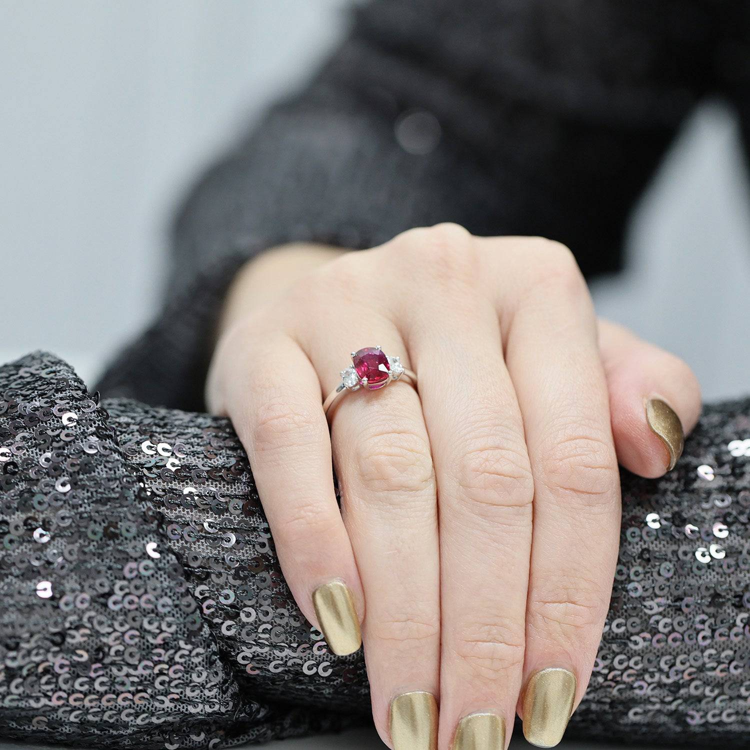 18ct White Gold Ruby & Diamond Oval Three Stone Ring - Image 3