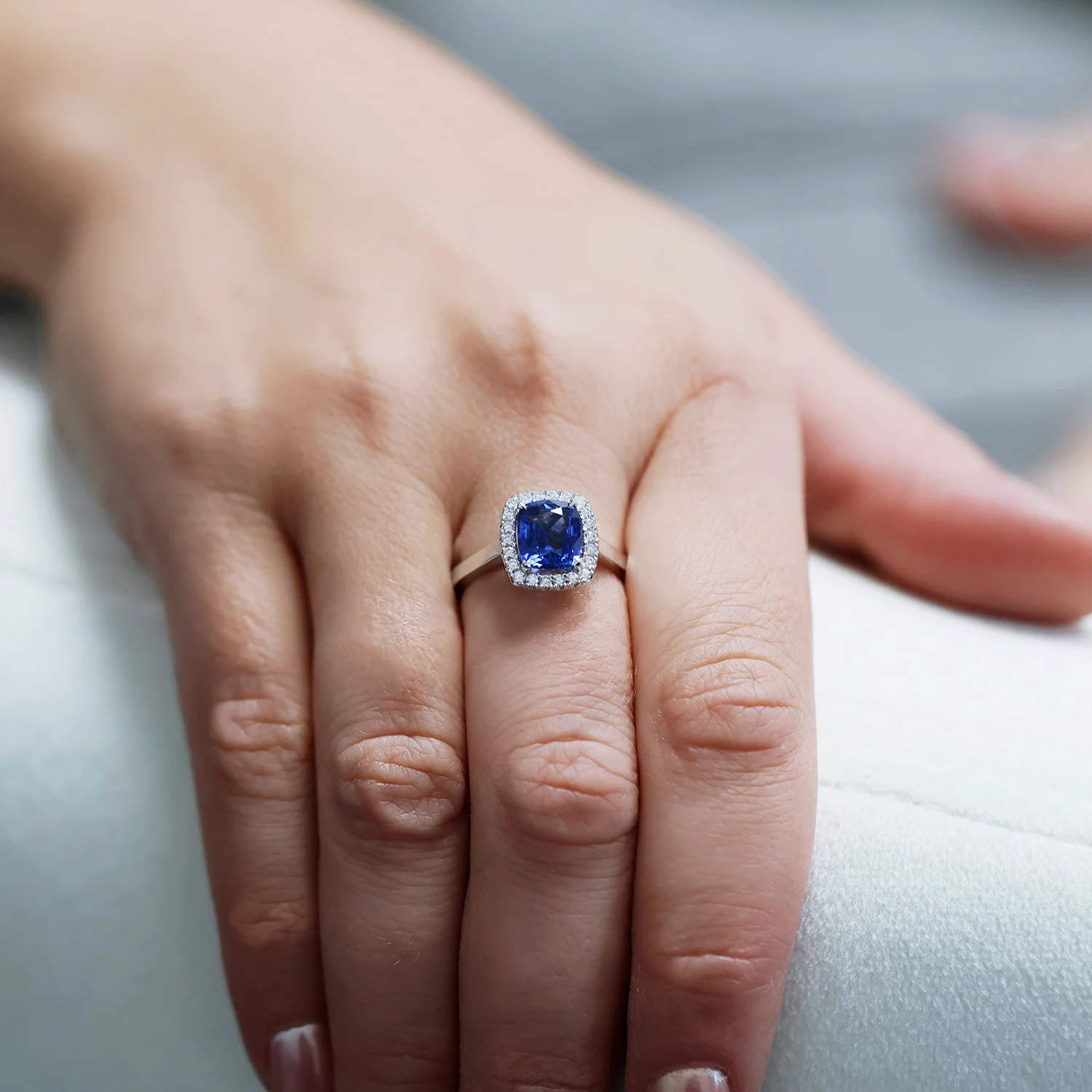 18ct White Gold Sapphire And Diamond Halo Ring - Image 2