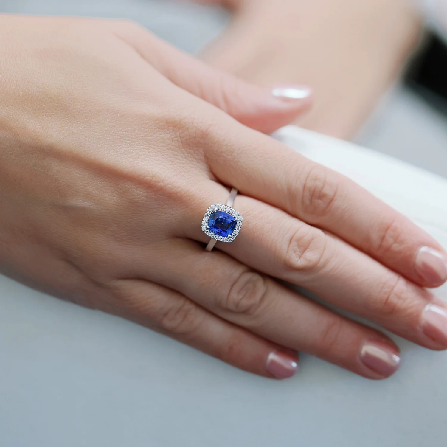 18ct White Gold Sapphire And Diamond Halo Ring - Image 3