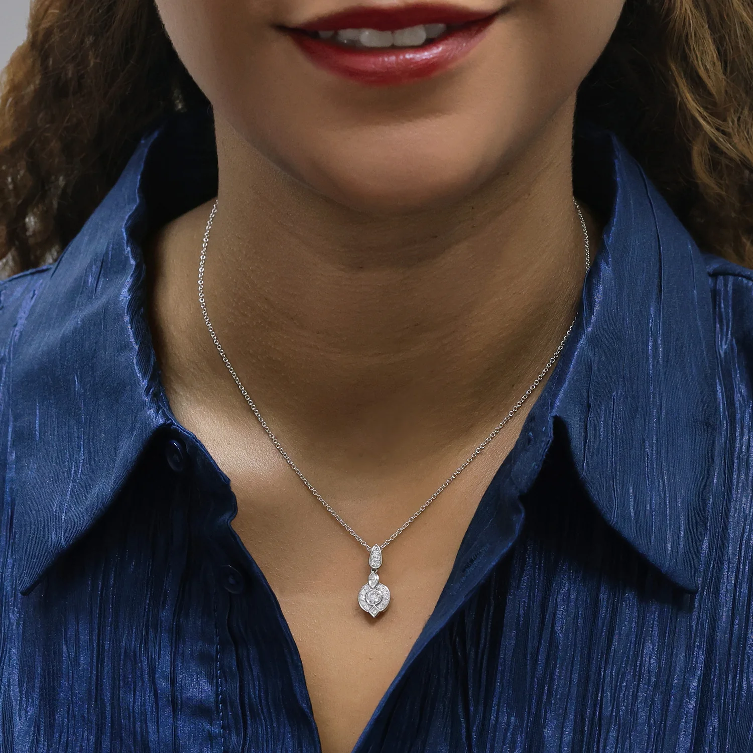 18ct White Gold Vintage Style Diamond Pendant - Image 3