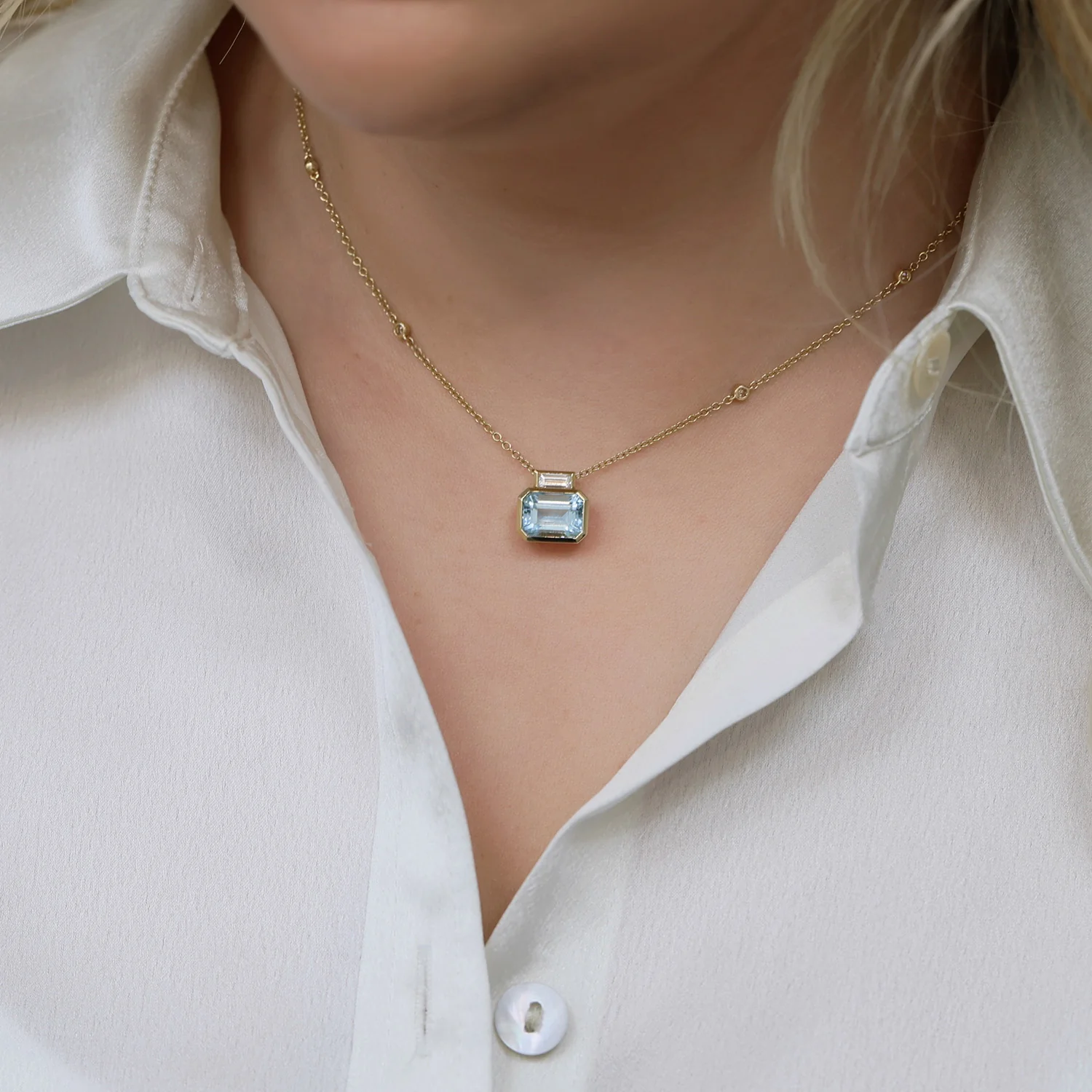 18ct Yellow Gold Emerald Cut Aquamarine And Baguette Cut Diamond Pendant - Image 3