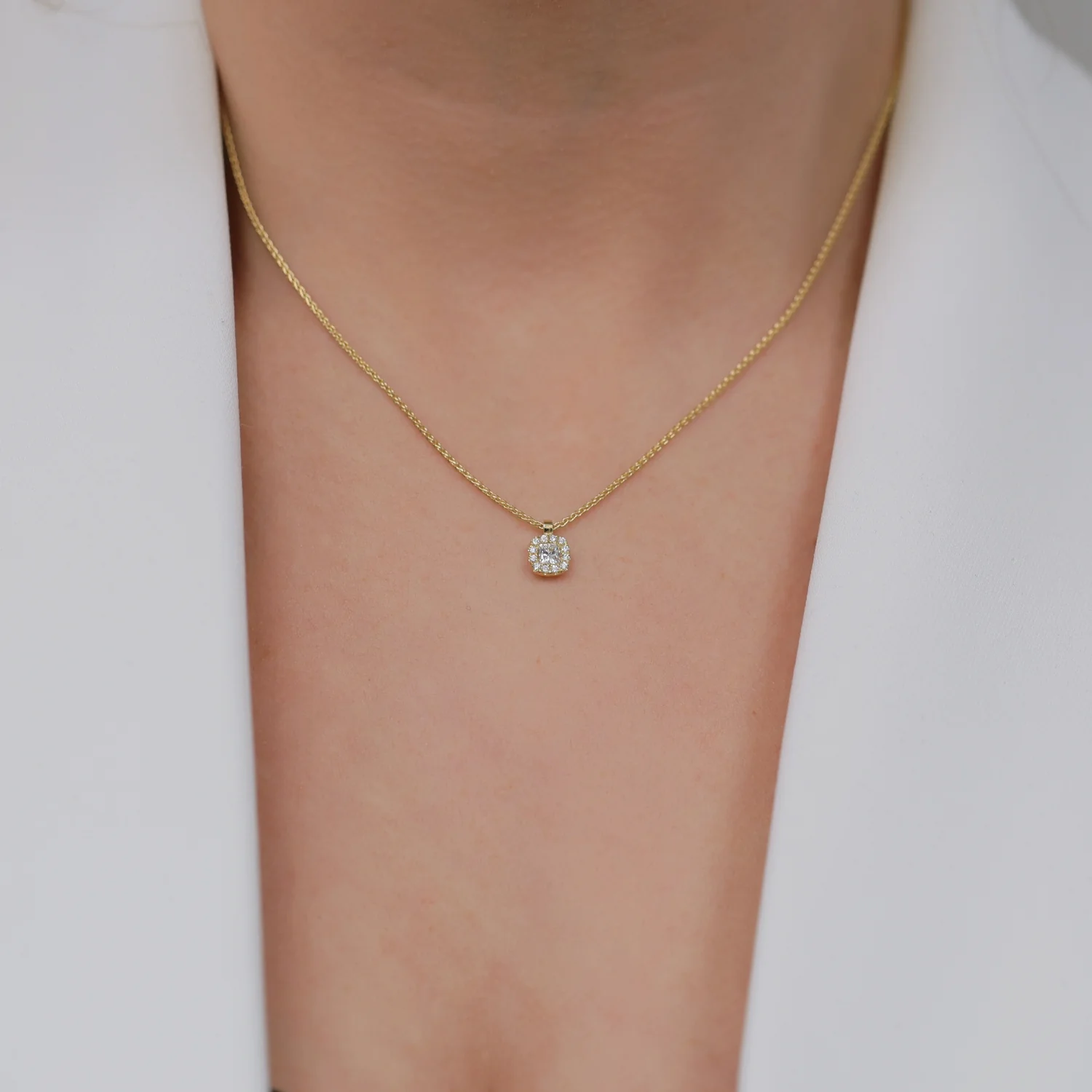 18ct Yellow Gold Cushion Cut Diamond Halo Pendant - Image 3
