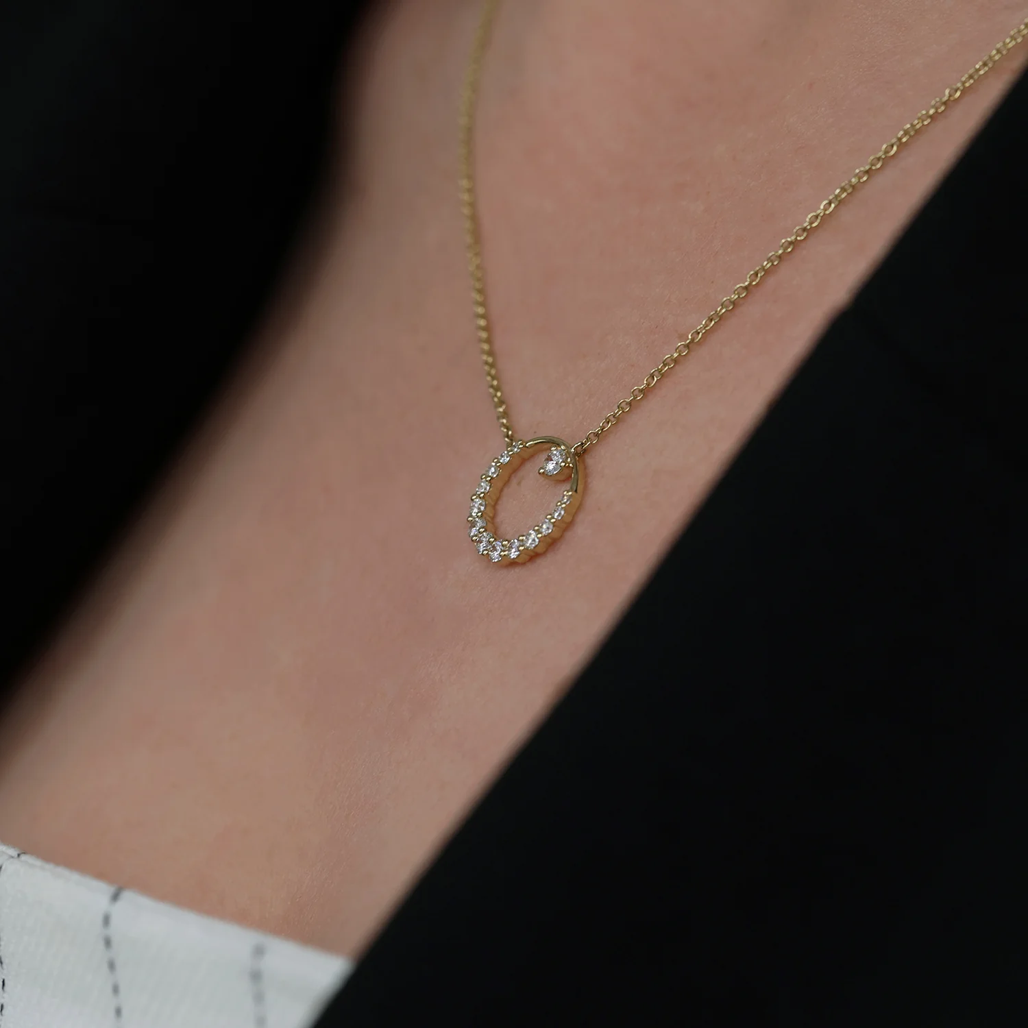 18ct Yellow Gold Diamond Open Circle Pendant - Image 2