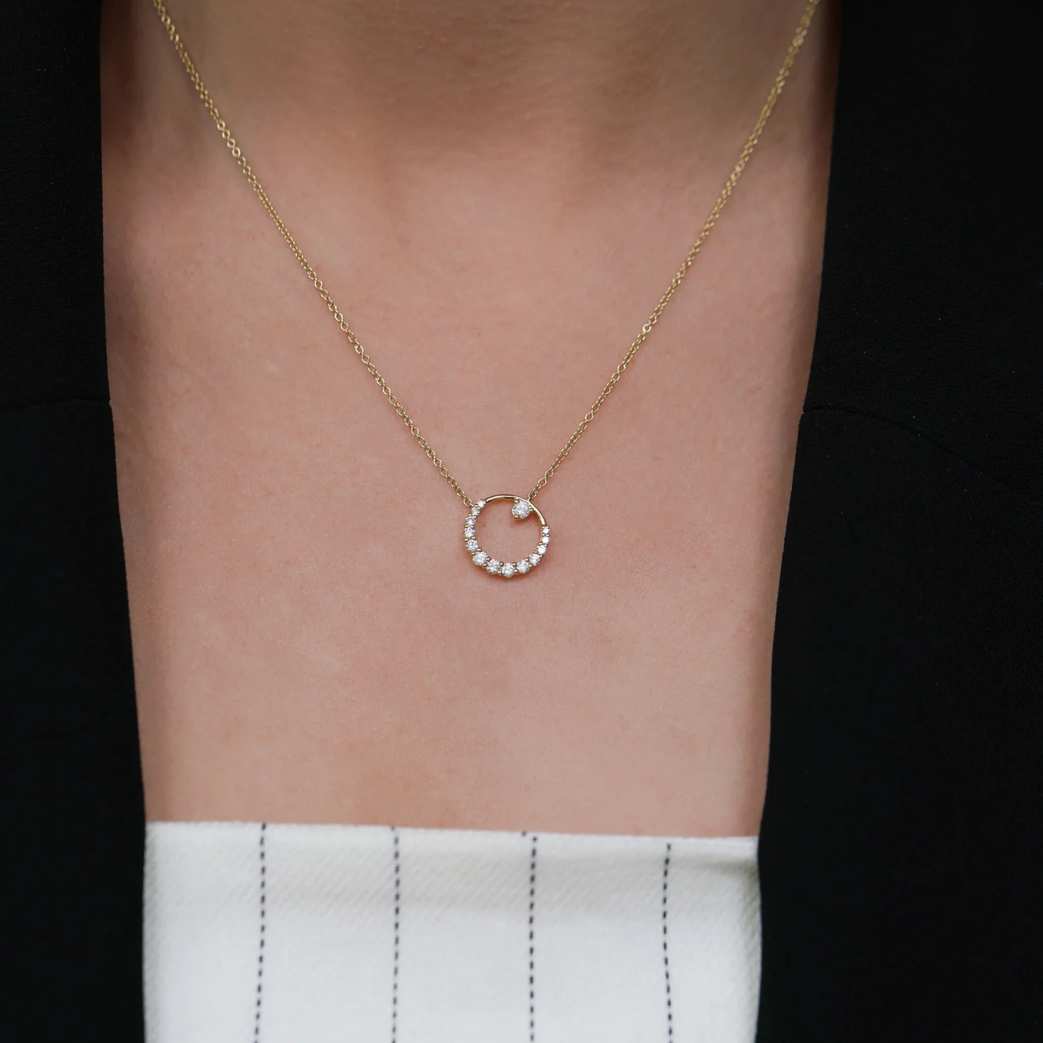 18ct Yellow Gold Diamond Open Circle Pendant - Image 3
