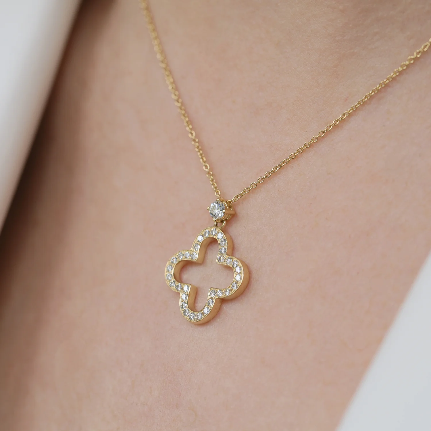 18ct Yellow Gold Diamond Open Flower Pendant - Image 2