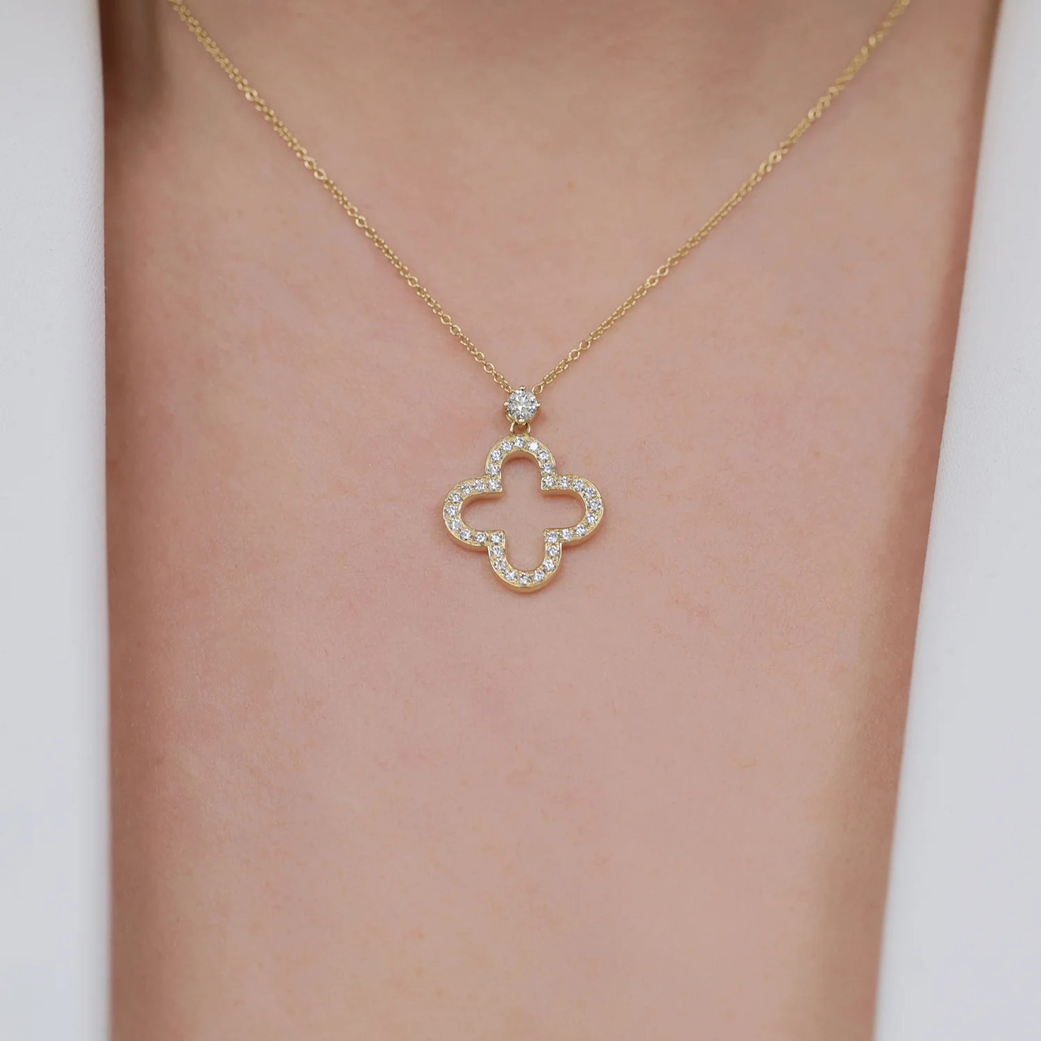 18ct Yellow Gold Diamond Open Flower Pendant - Image 3