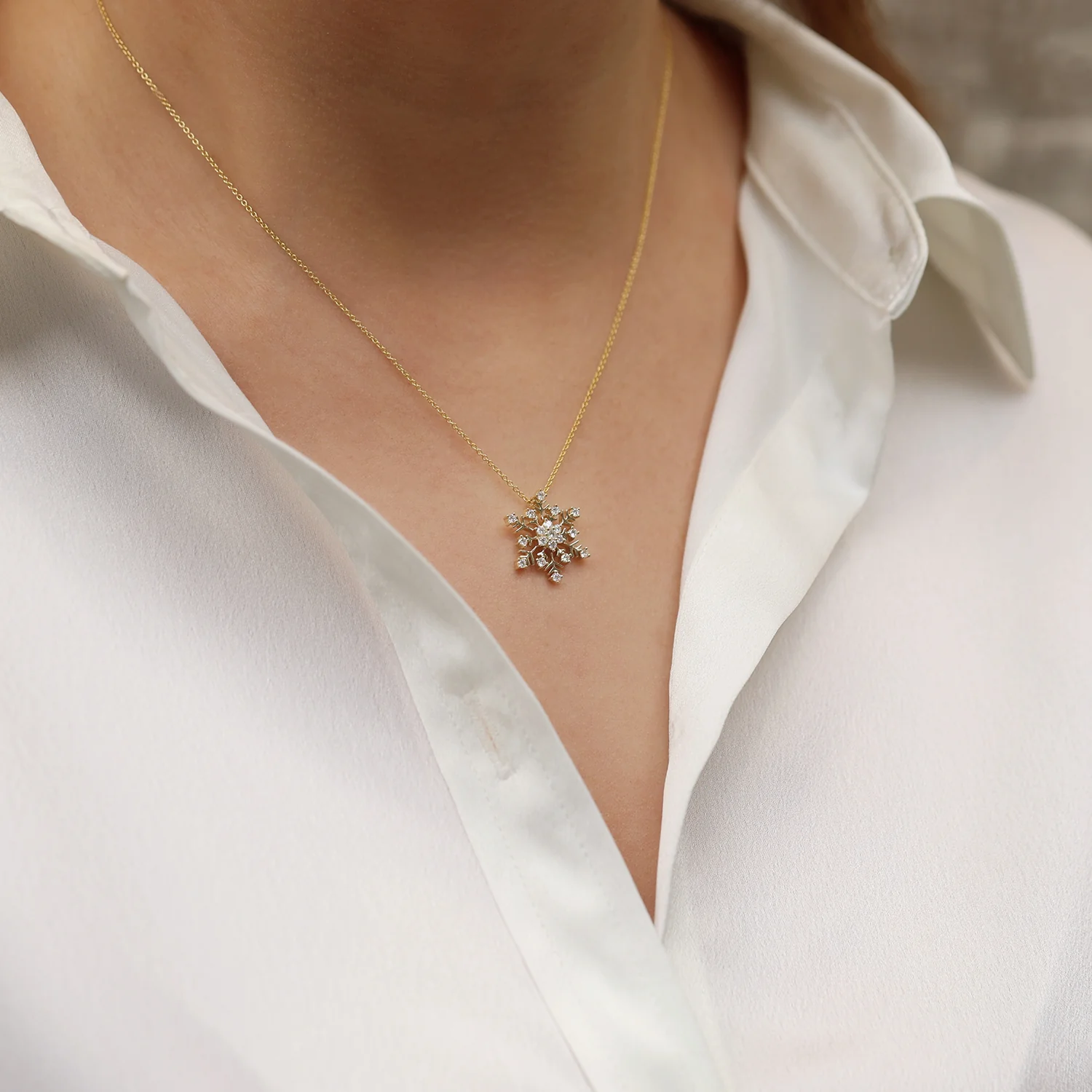 18ct Yellow Gold Diamond Snowflake Pendant - Image 3