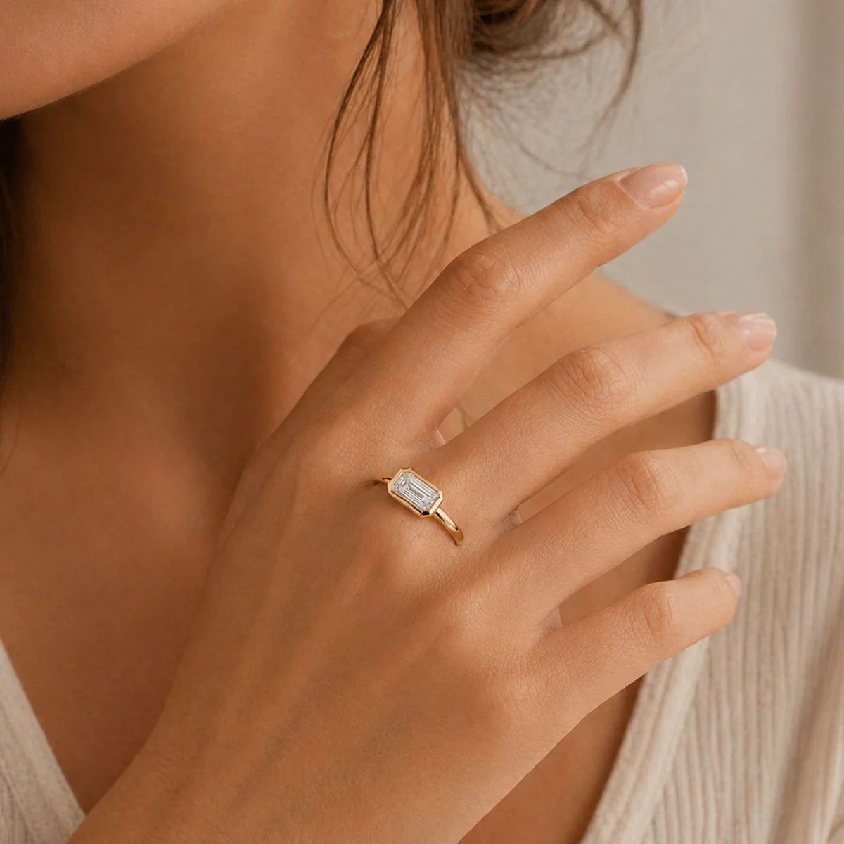 18ct Yellow Gold Emerald Cut Horizontal Rub Over Set Ring - Image 2