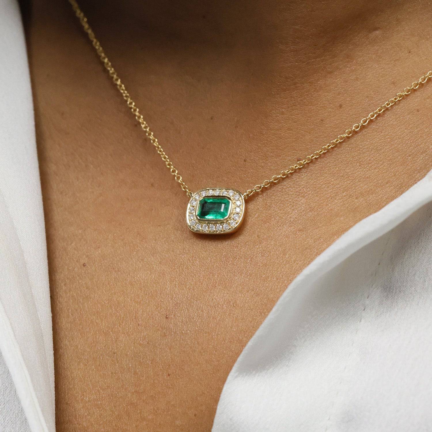 18ct Yellow Gold Emerald & Diamond Cluster Pendant - Image 2