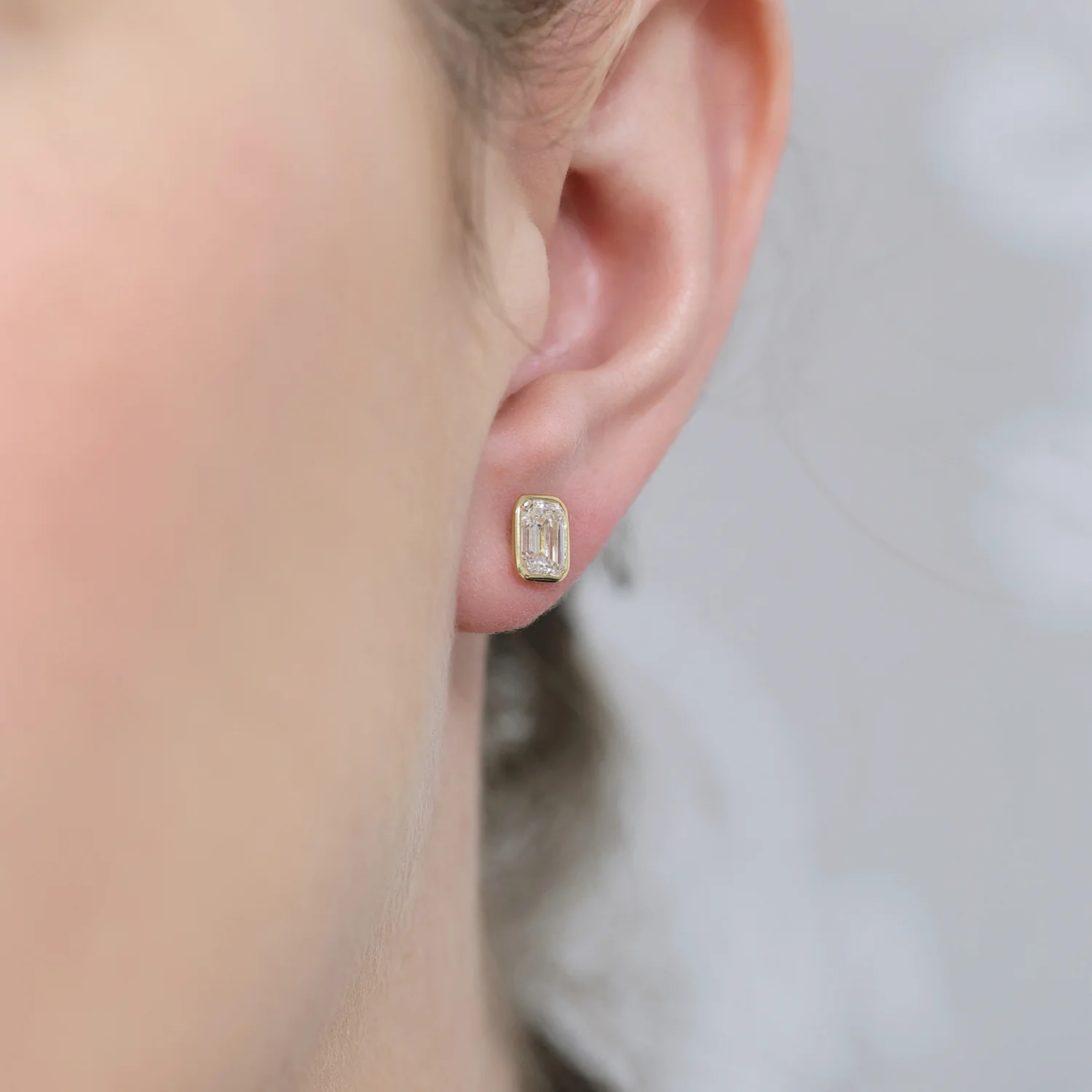 18ct Yellow Gold GIA Certificated Emerald Cut Diamond 2.00ct Rub Over Stud Earrings - Image 2