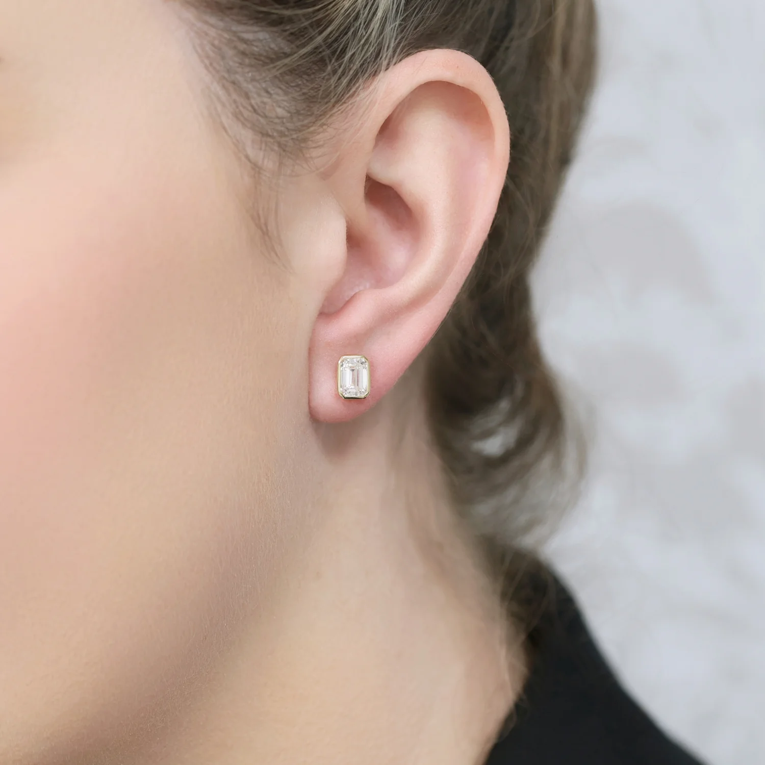 18ct Yellow Gold GIA Certificated Emerald Cut Diamond 2.00ct Rub Over Stud Earrings - Image 3