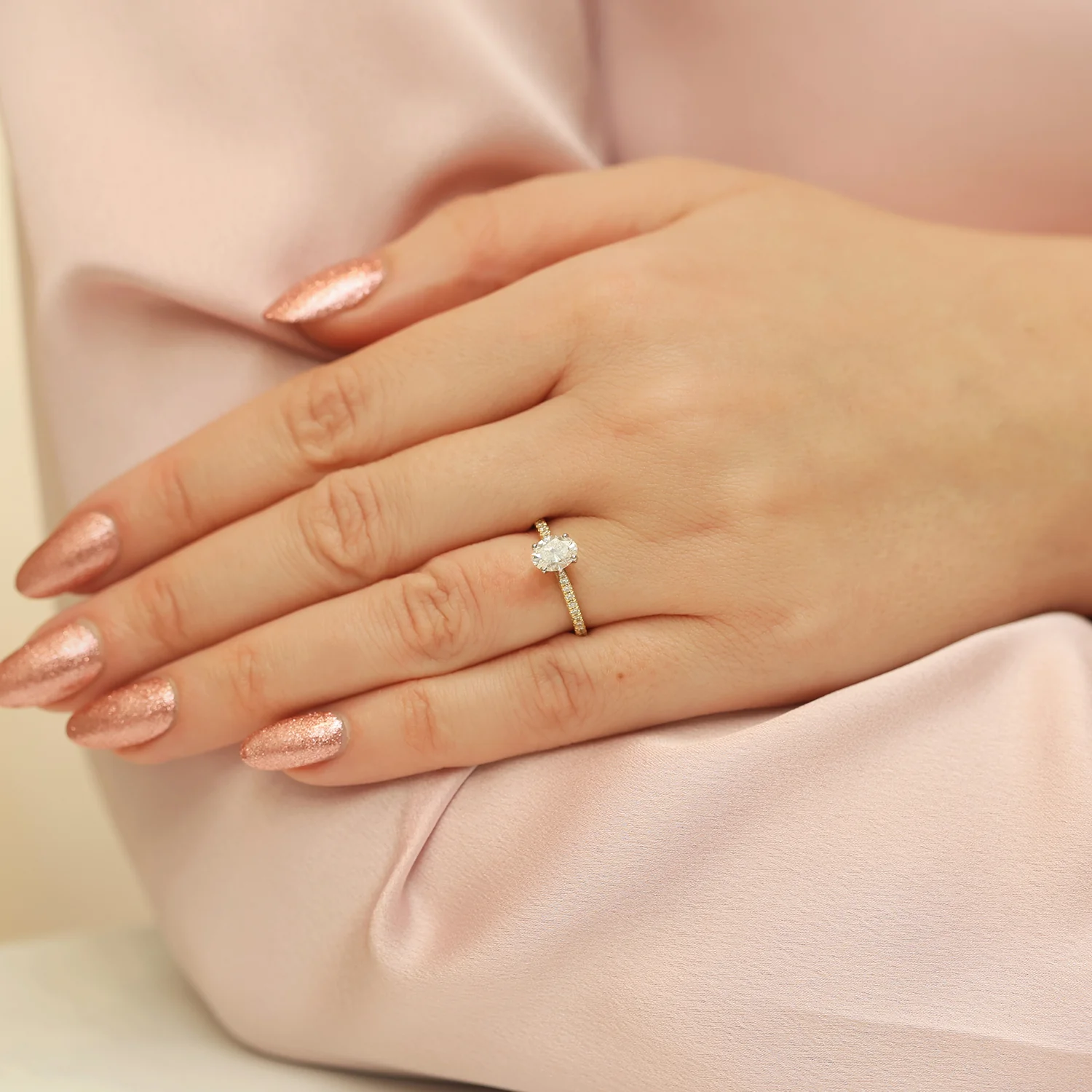 18ct Yellow Gold GIA Certificated Oval Solitaire Diamond Ring With Diamond Shoulders - Image 2