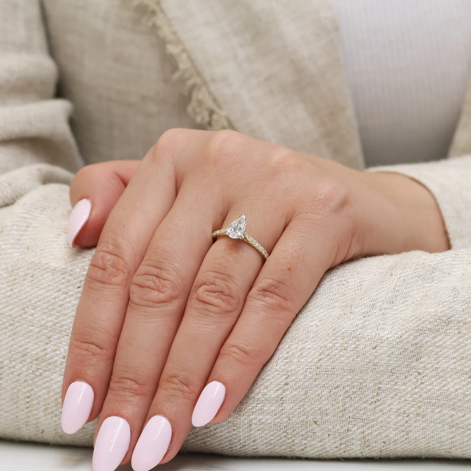 18ct Yellow Gold GIA Certificated Pear Cut Diamond Solitaire Ring With Diamond Shoulders - Image 2