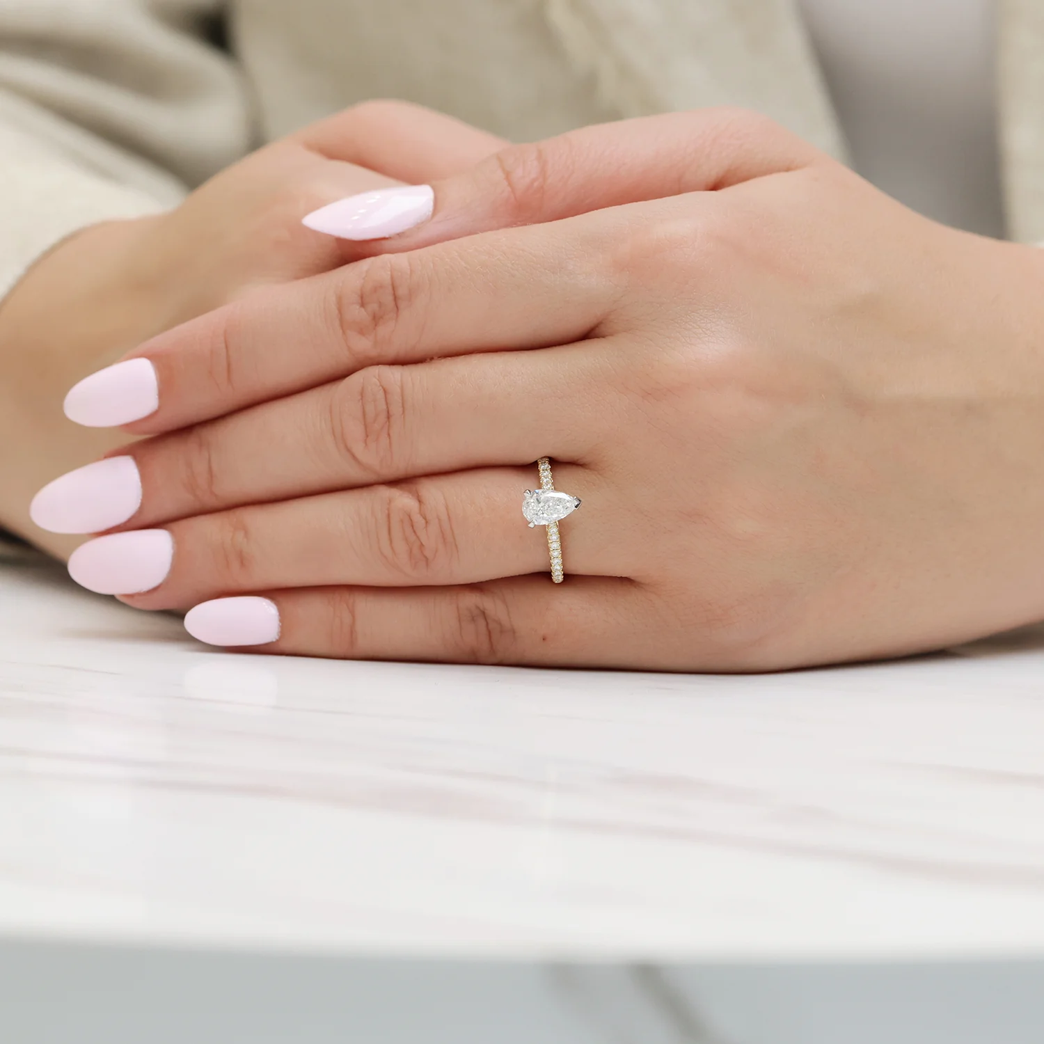 18ct Yellow Gold GIA Certificated Pear Cut Diamond Solitaire Ring With Diamond Shoulders - Image 3