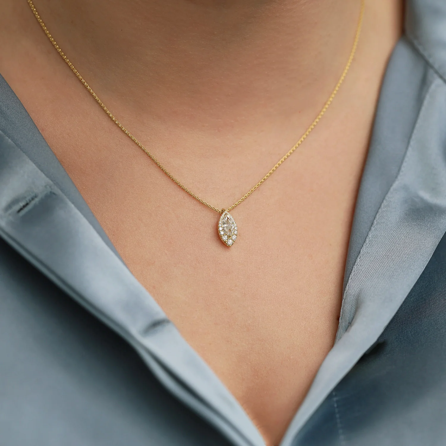 18ct Yellow Gold Marquise Cut Diamond Halo Pendant - Image 3