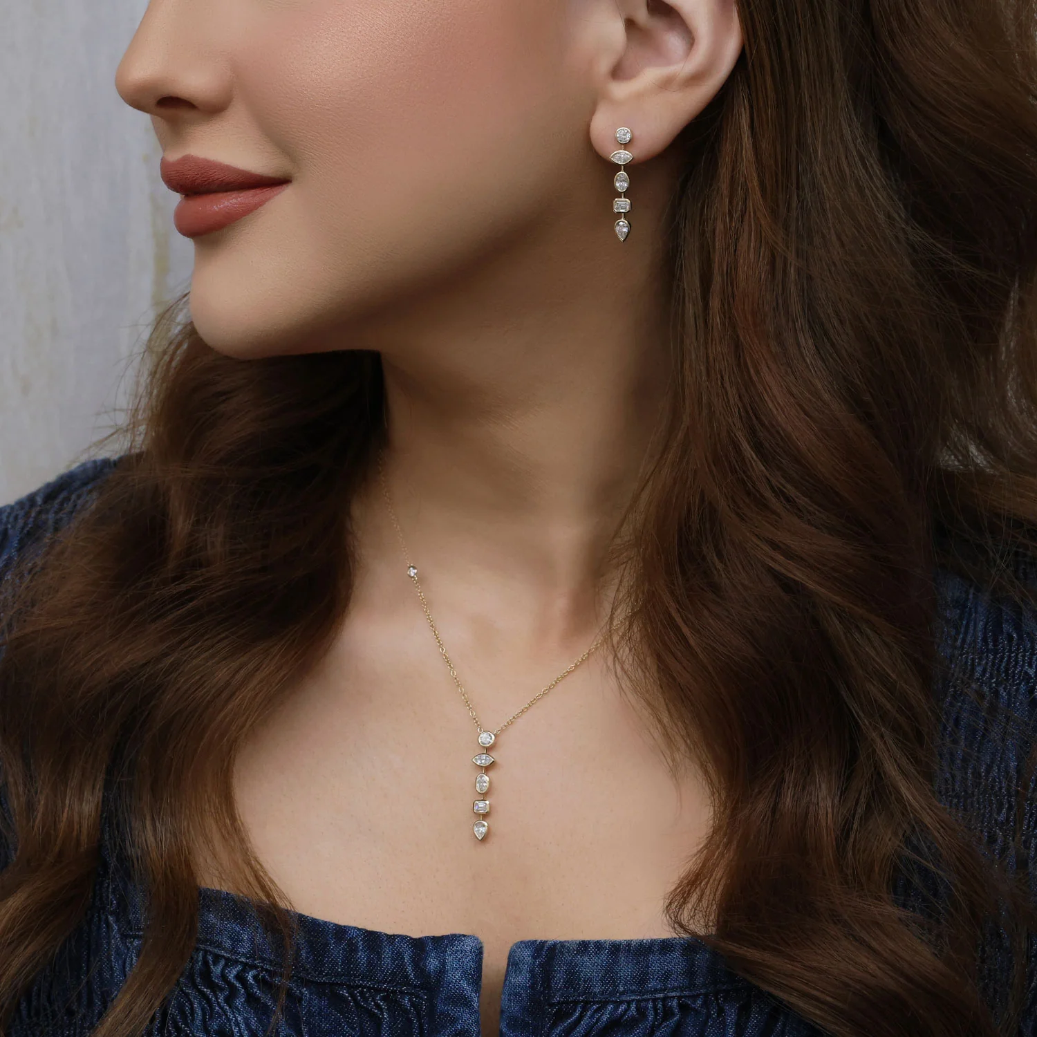 18ct Yellow Gold Mixed Cut Diamond Drop Pendant - Image 2
