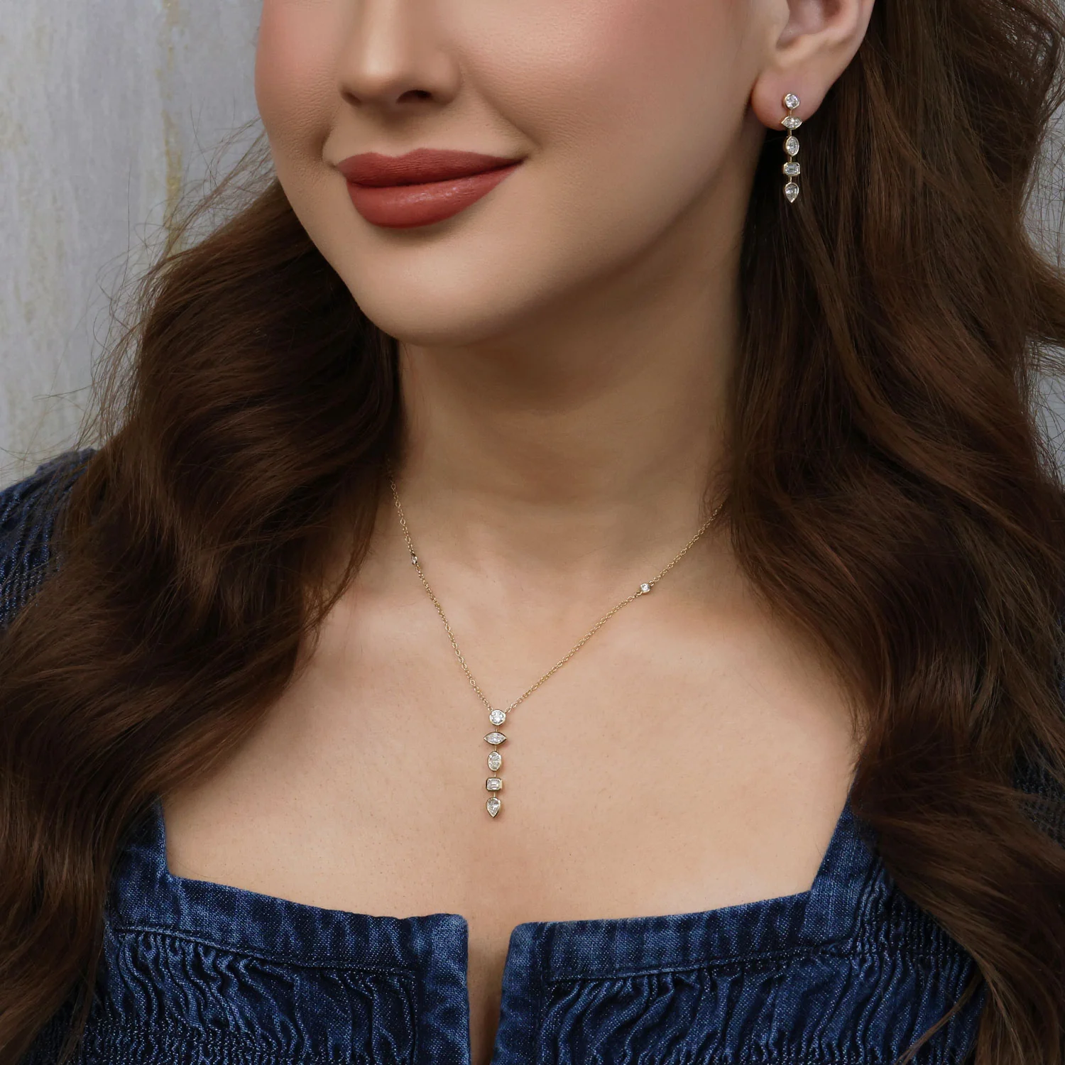 18ct Yellow Gold Mixed Cut Diamond Drop Pendant - Image 3