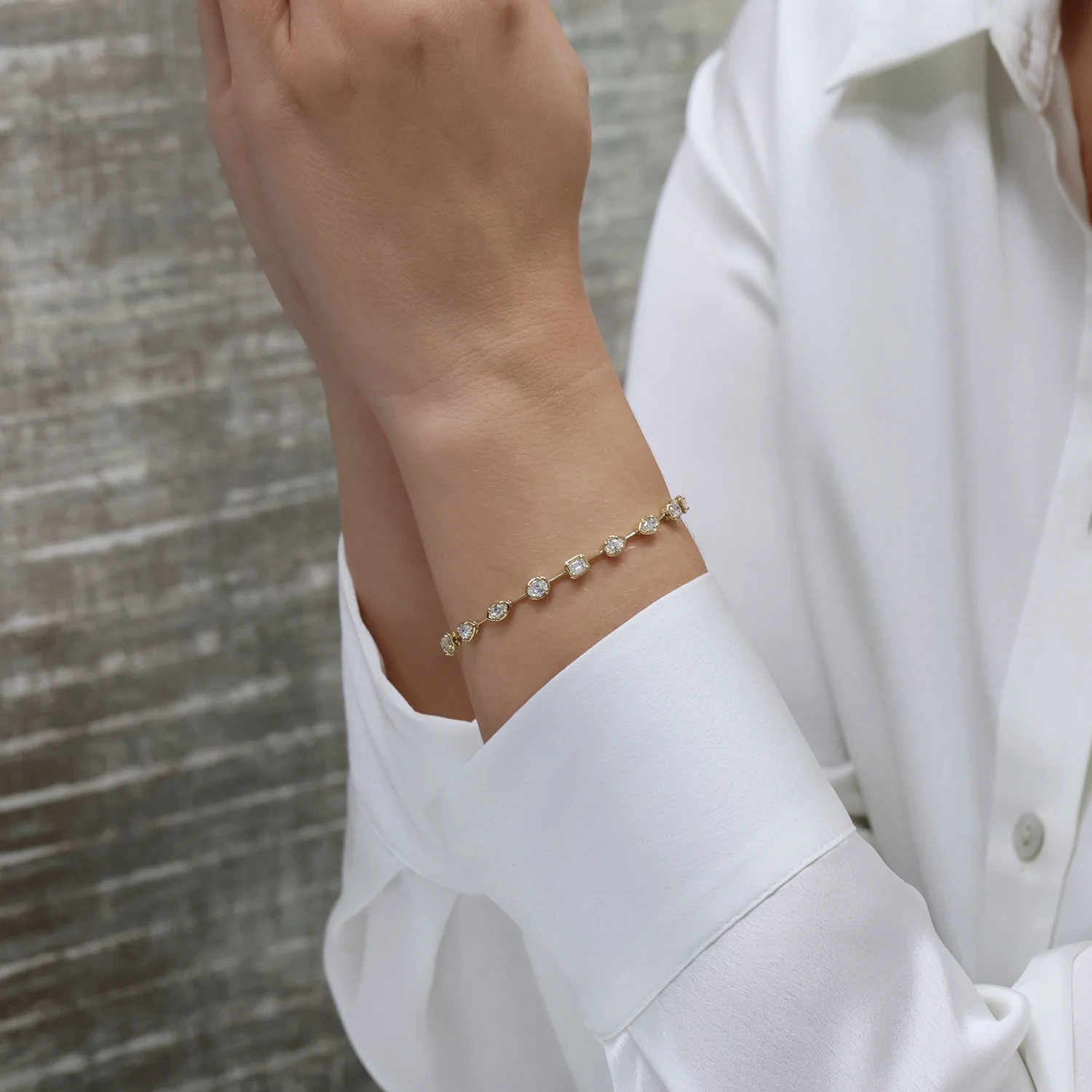 18ct Yellow Gold Mixed Cut Diamond Tennis Bracelet - Image 2