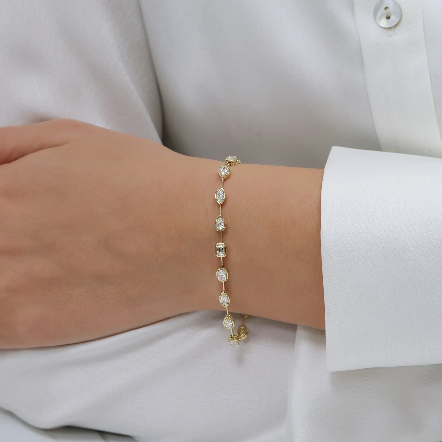 18ct Yellow Gold Mixed Cut Diamond Tennis Bracelet - Image 3