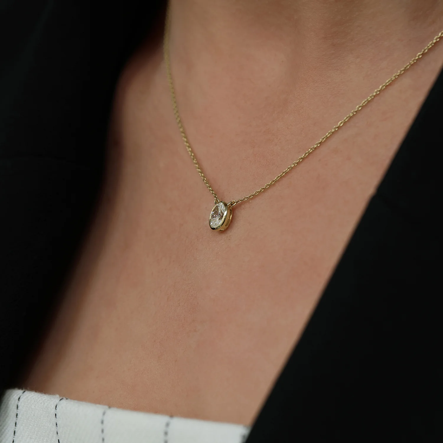 18ct Yellow Gold Oval Cut Diamond 0.80ct Rub Over Pendant - Image 2