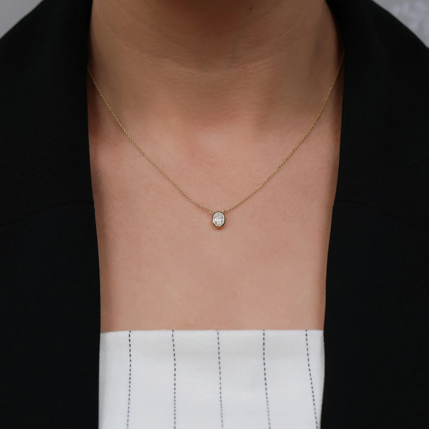 18ct Yellow Gold Oval Cut Diamond 0.80ct Rub Over Pendant - Image 3