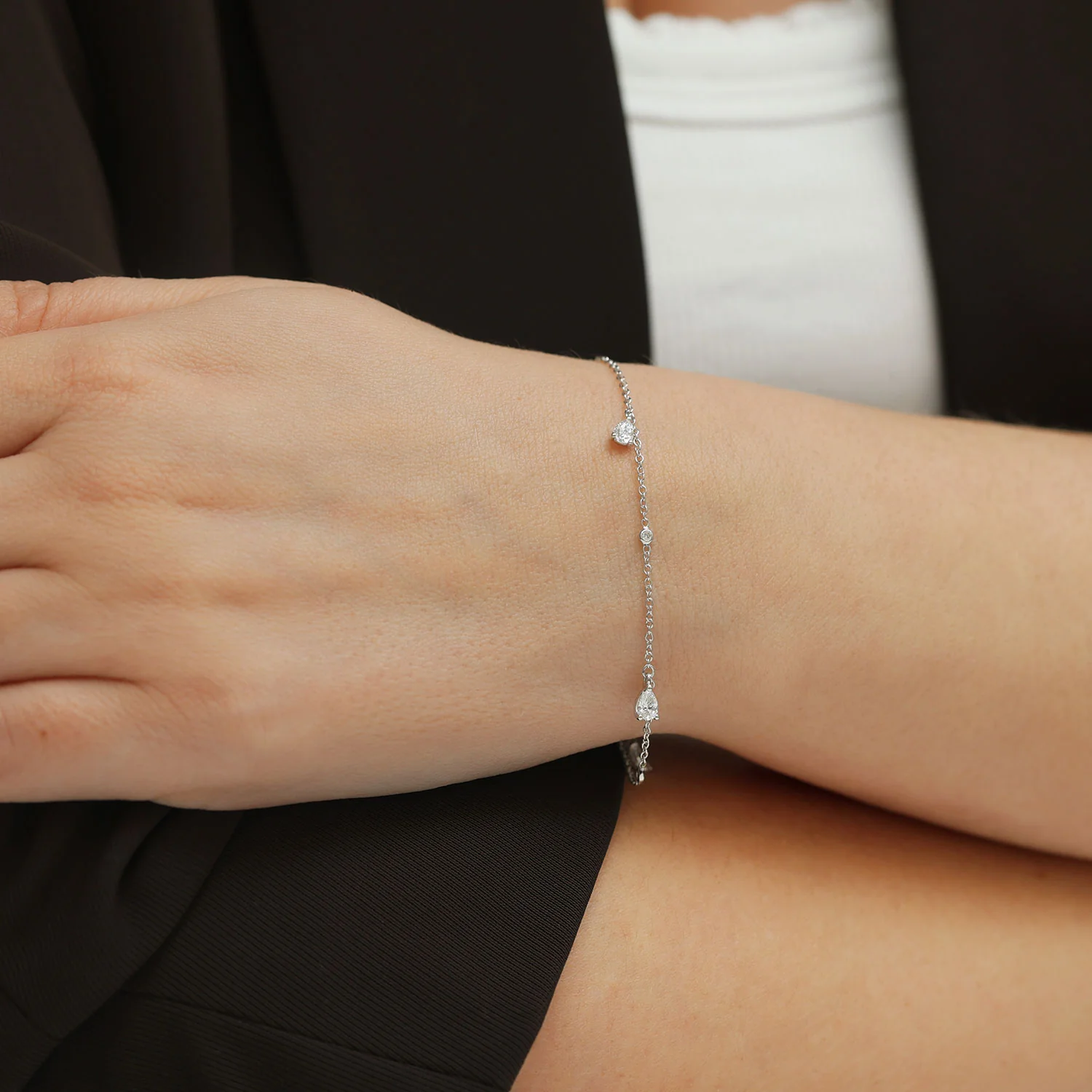 18ct White Gold Pear & Round Brilliant Cut Diamond Bracelet - Image 2
