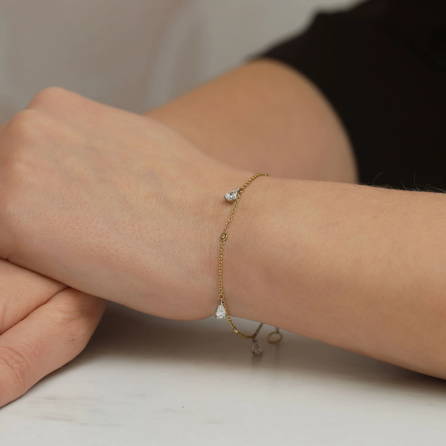 18ct Yellow Gold Pear & Round Brilliant Cut Diamond Bracelet - Image 2