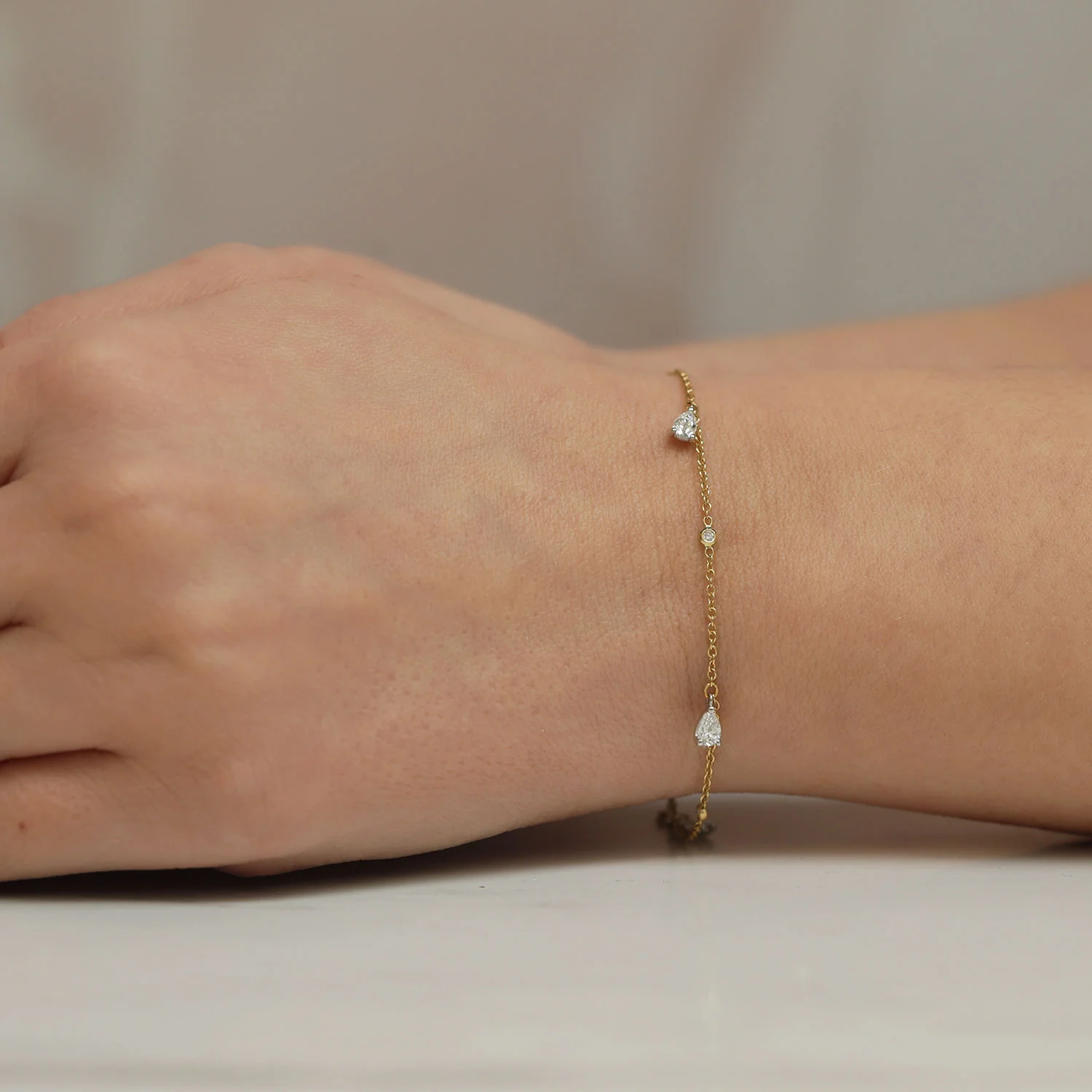 18ct Yellow Gold Pear & Round Brilliant Cut Diamond Bracelet - Image 3