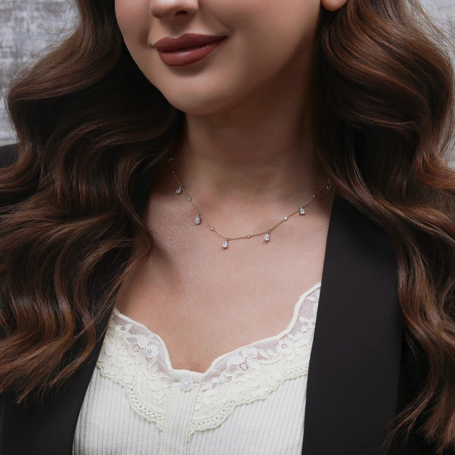 18ct Yellow Gold Pear & Round Brilliant Cut Diamond Necklace - Image 2