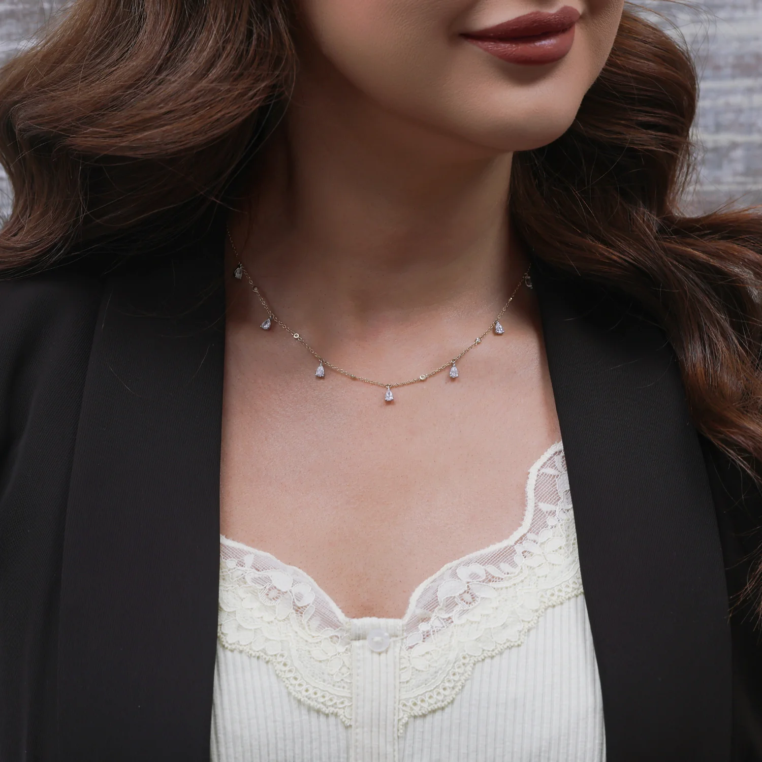 18ct Yellow Gold Pear & Round Brilliant Cut Diamond Necklace - Image 3