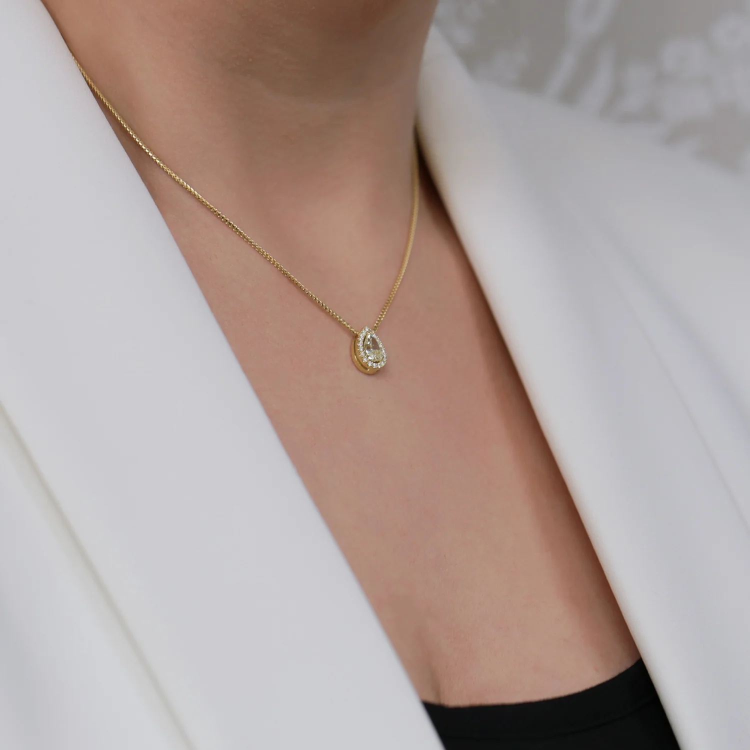 18ct Yellow Gold Pear Cut Yellow Diamond And Diamond Halo Pendant - Image 2
