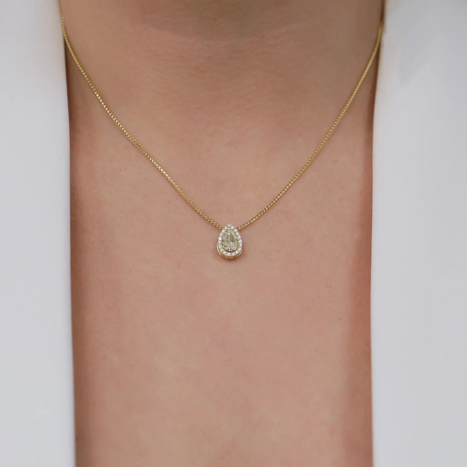 18ct Yellow Gold Pear Cut Yellow Diamond And Diamond Halo Pendant - Image 3