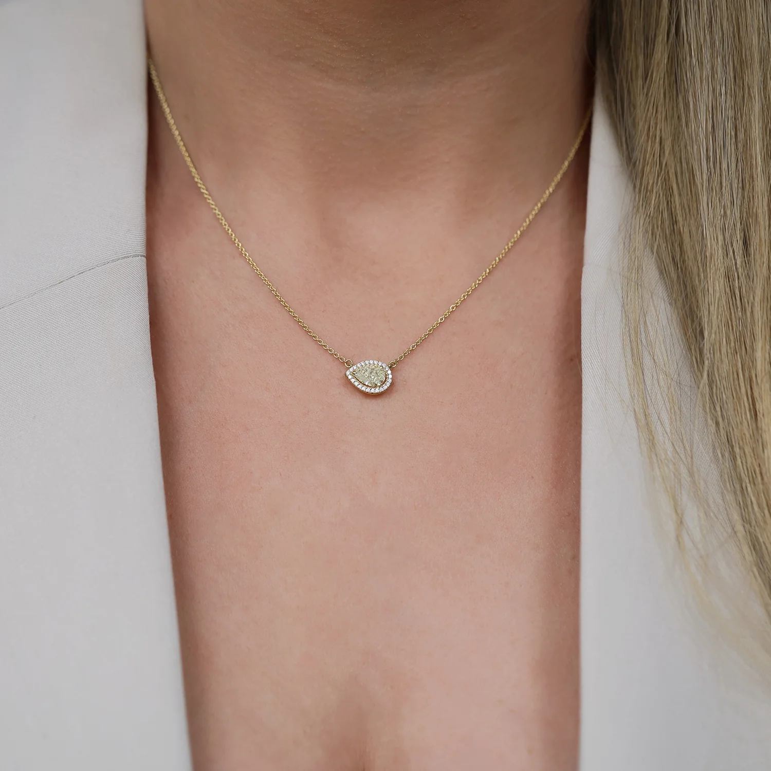 18ct Yellow Gold Pear Cut Yellow Diamond Halo Cluster Pendant - Image 3