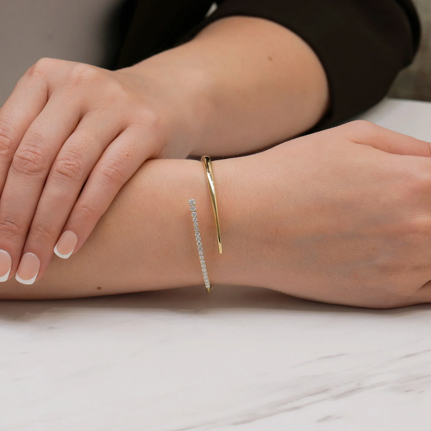 18ct Yellow Gold Round Brilliant Cut Diamond Cross Over Bangle - Image 3