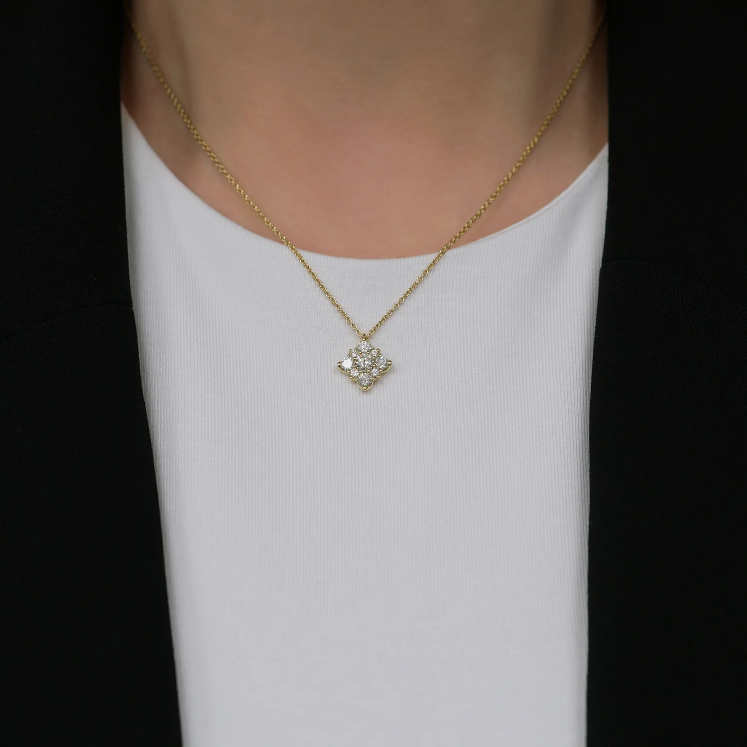 18ct Yellow Gold GIA Certificated Round Brilliant Cut Diamond Flower Cluster Pendant - Image 3