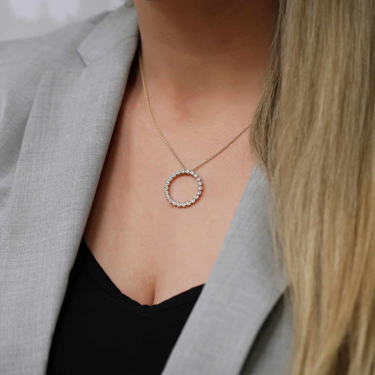 18ct Yellow Gold Round Brilliant Cut Diamond Rub Over Circle Pendant - Image 2