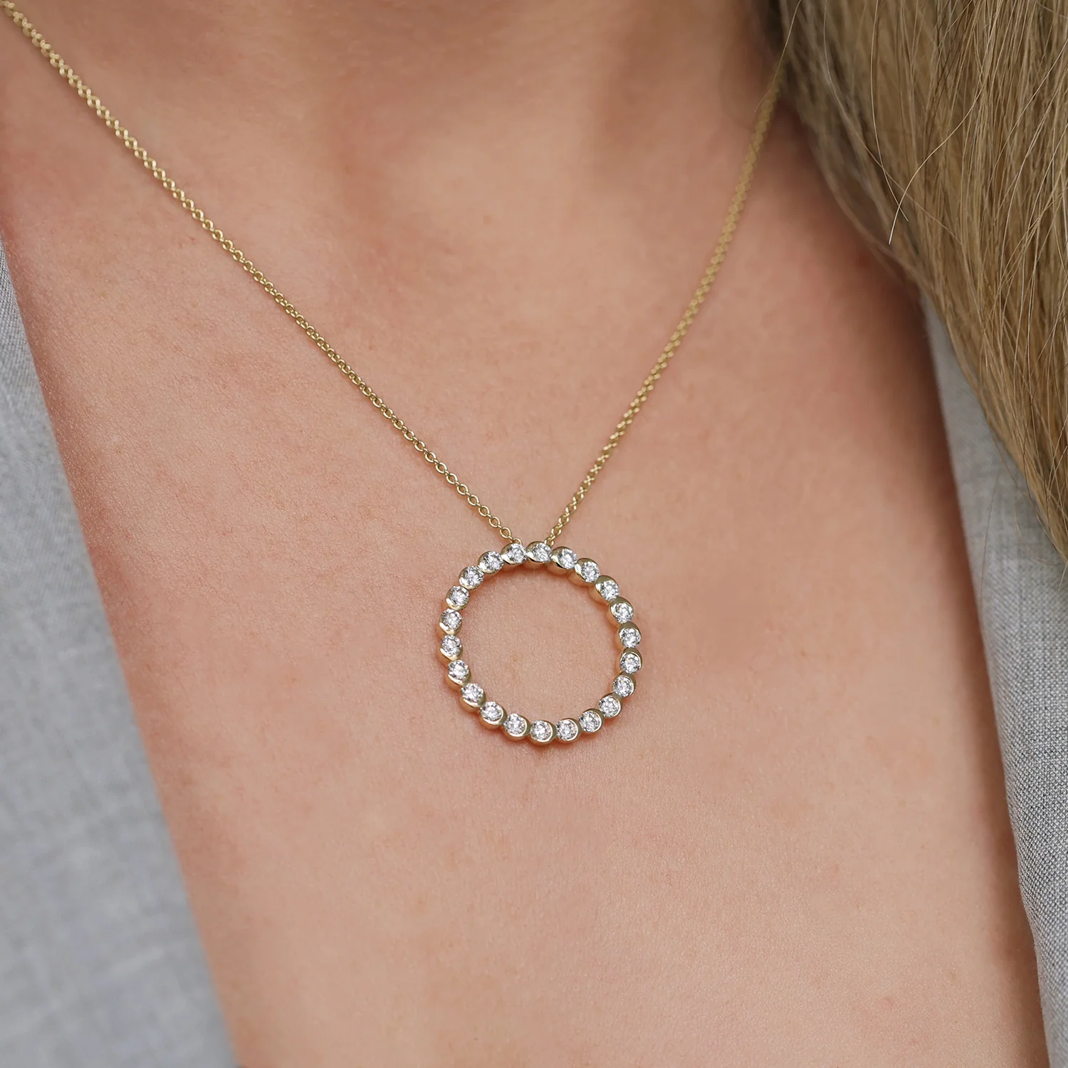 18ct Yellow Gold Round Brilliant Cut Diamond Rub Over Circle Pendant - Image 3