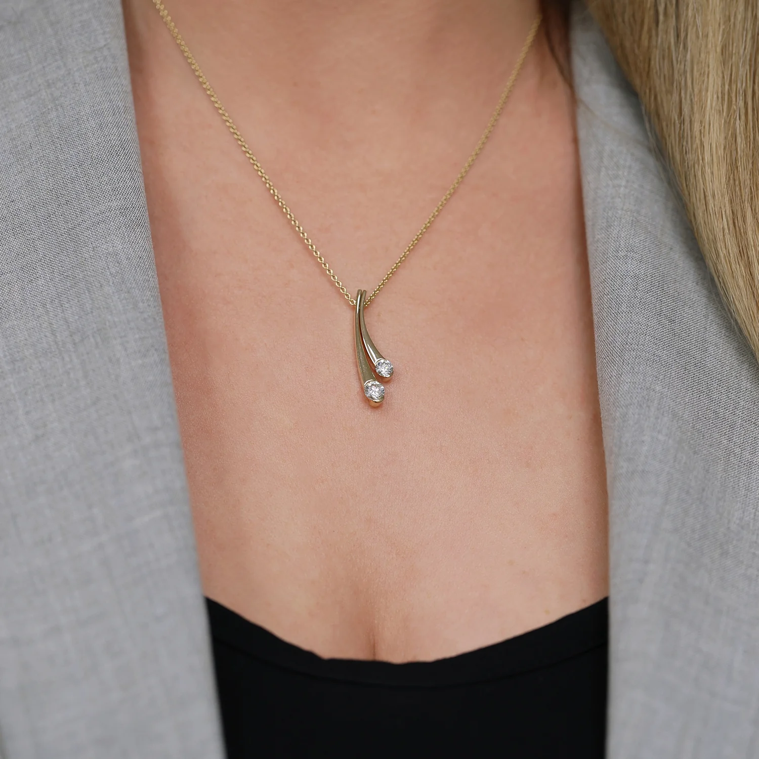 18ct Yellow Gold Round Brilliant Cut Diamond Twist Pendant - Image 2