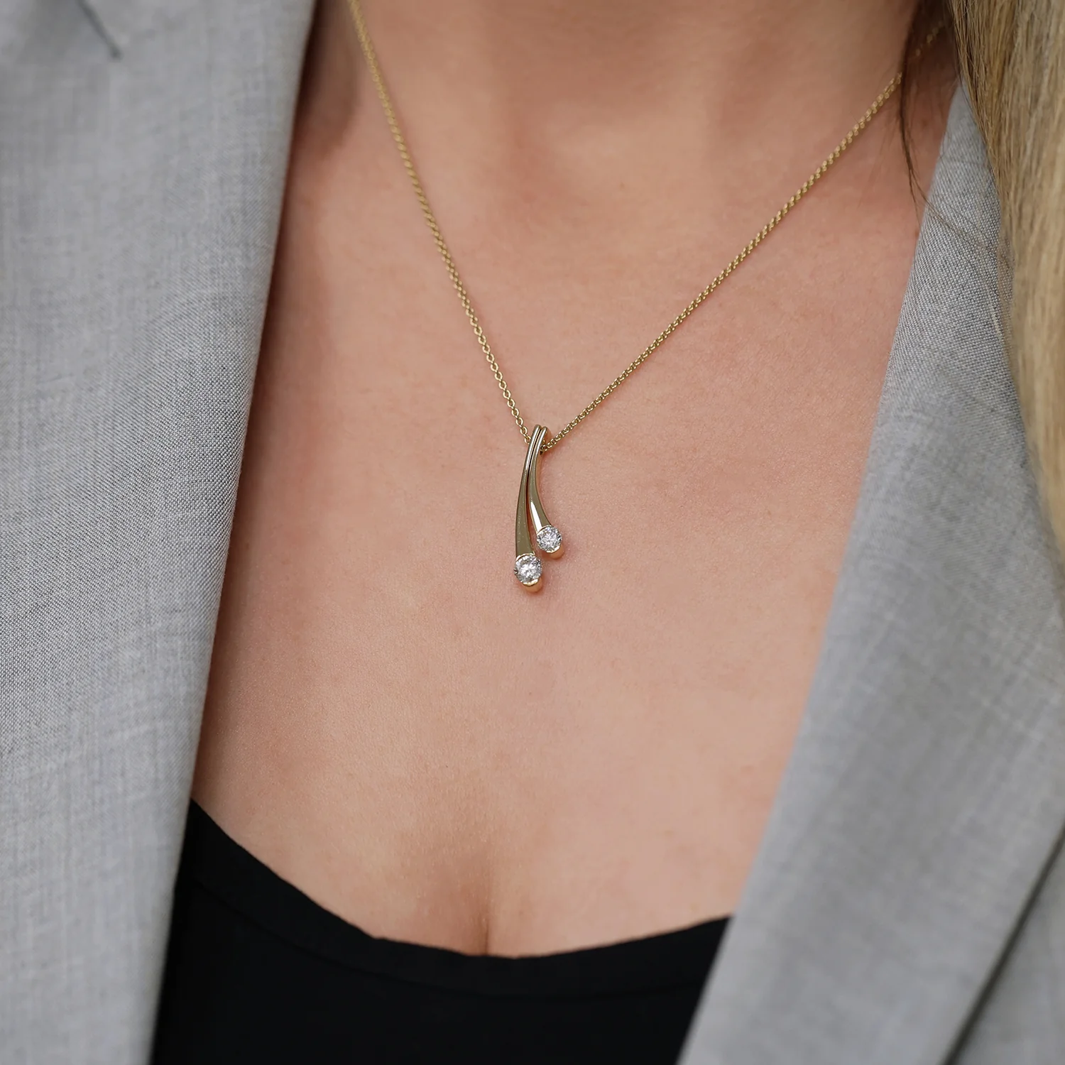 18ct Yellow Gold Round Brilliant Cut Diamond Twist Pendant - Image 3