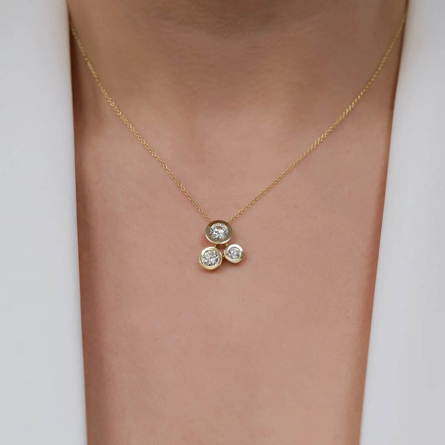 18ct Yellow Gold Round Brilliant Cut Rub Over Bubble Pendant - Image 2